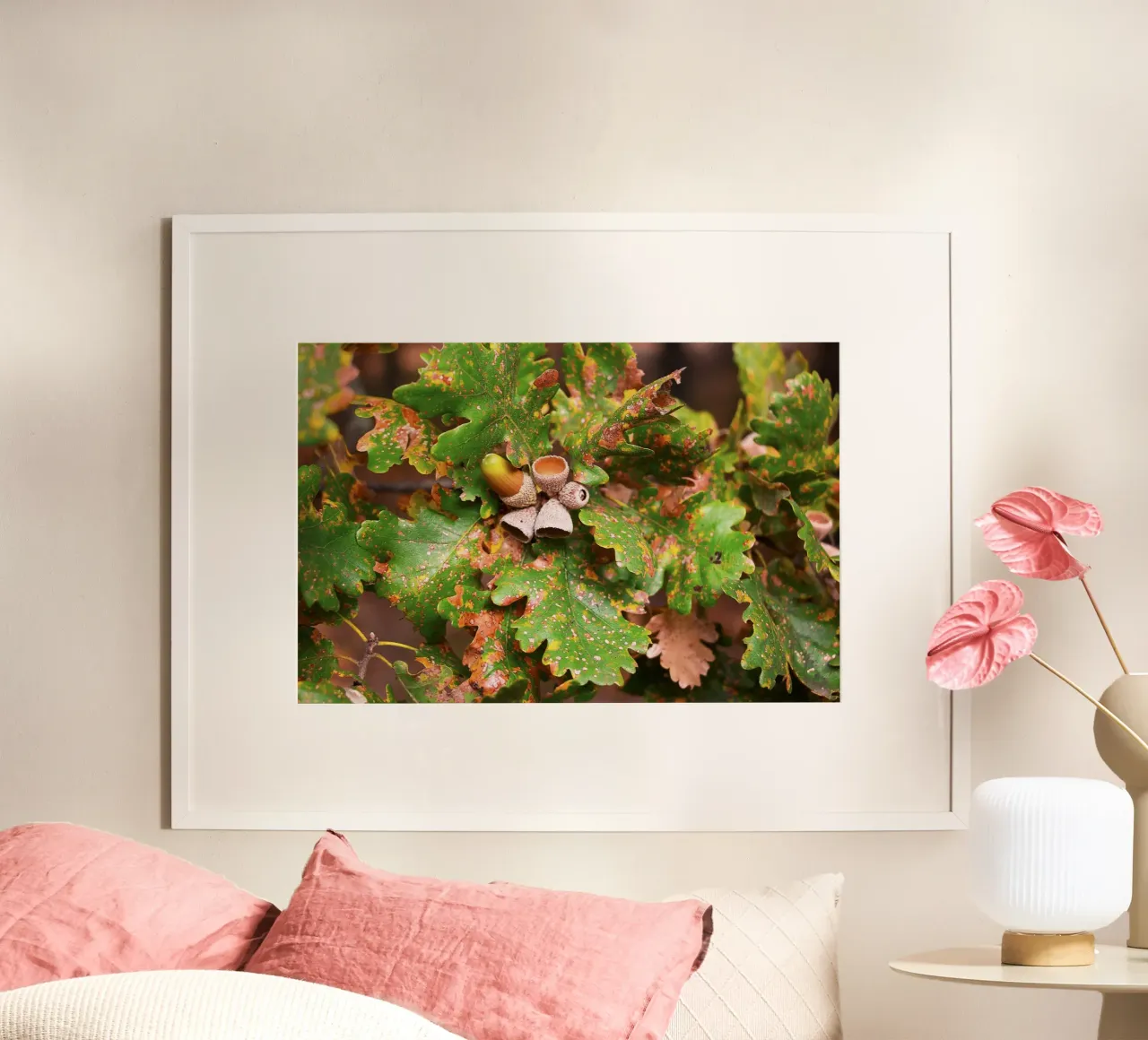 Nocciole tra le foglie d'autunno - Natura morta nel bosco poster con telaio in plastica da jay