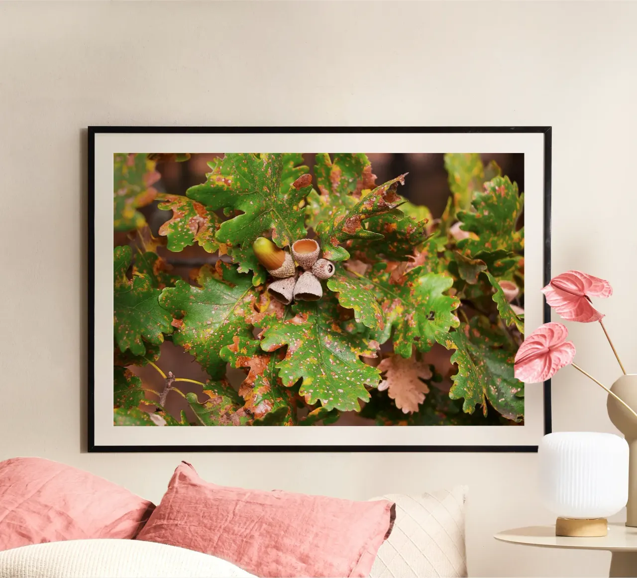 Nocciole tra le foglie d'autunno - Natura morta nel bosco poster con telaio in plastica da jay