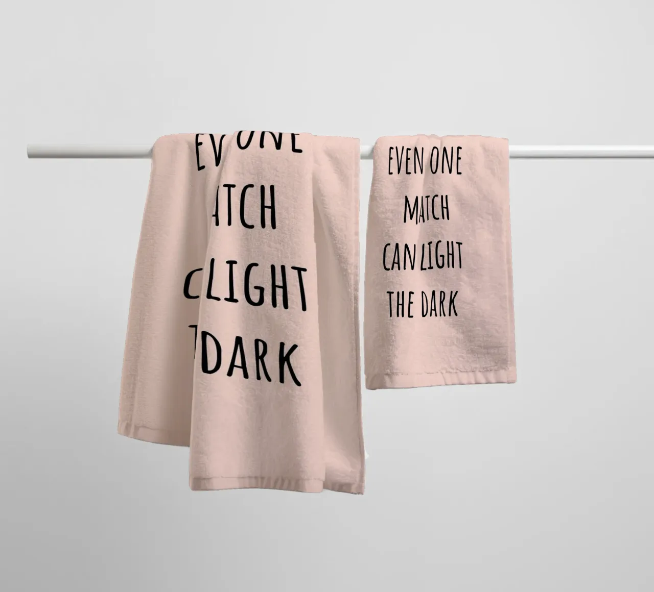 even one Match can light the dark. asciugamano da bagno da FRICKE DESIGN