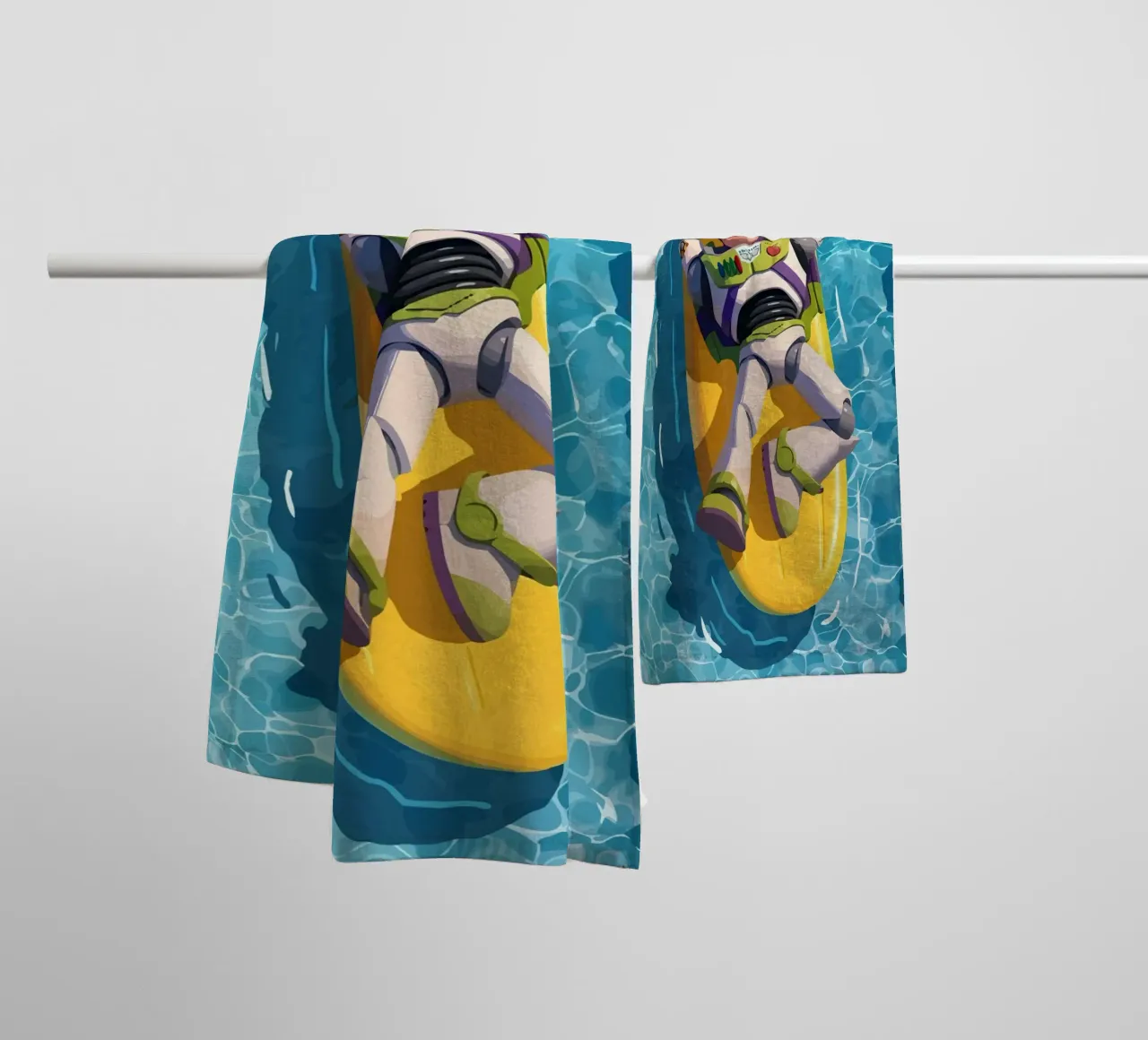 Buzz sleeping on a surfboard asciugamano da bagno da Dumery Art