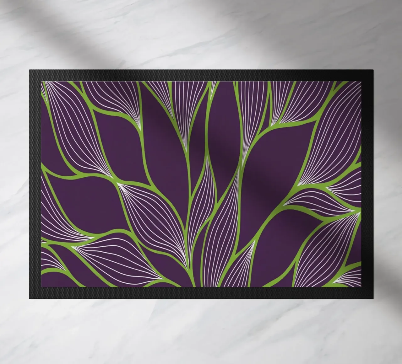 Linee organiche astratte e motivo a foglie in viola intenso. zerbino da Artistic-shop