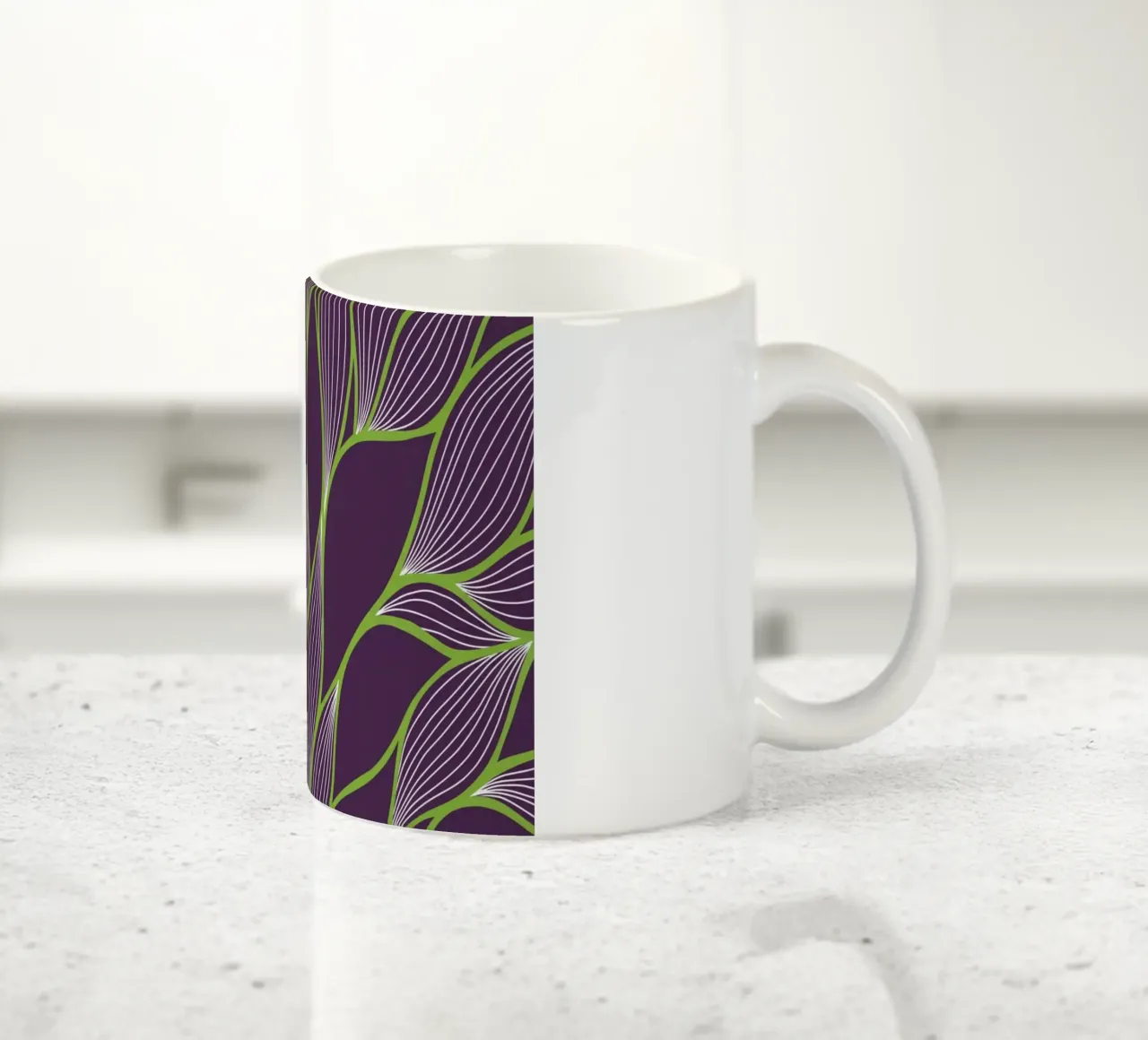 Linee organiche astratte e motivo a foglie in viola intenso. tazza in ceramica da Artistic-shop