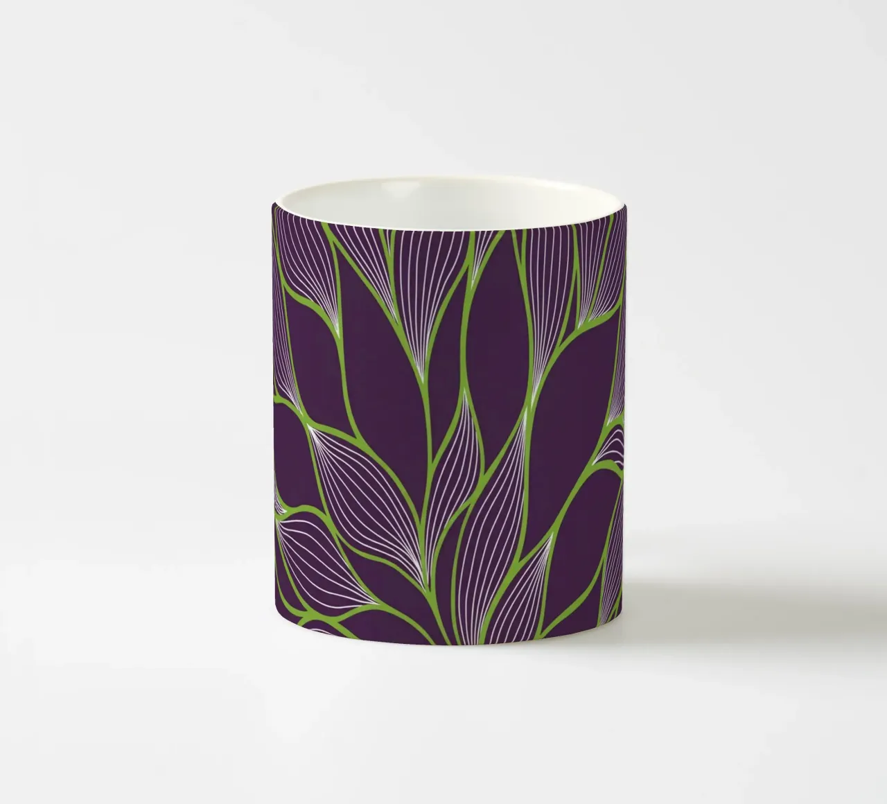 Linee organiche astratte e motivo a foglie in viola intenso. tazza in ceramica da Artistic-shop