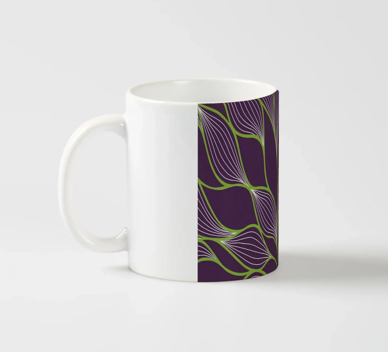 Linee organiche astratte e motivo a foglie in viola intenso. tazza in ceramica da Artistic-shop