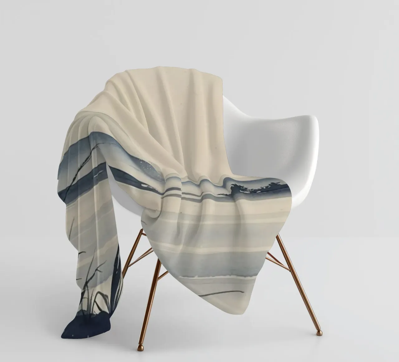 Gelassene japanische Tuschemalerei: Ein Morgen über nebligem Wasser Fleecedecke von Artistic-shop