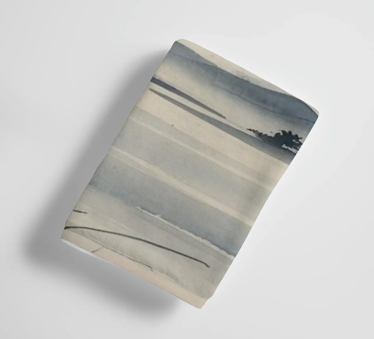 Gelassene japanische Tuschemalerei: Ein Morgen über nebligem Wasser Handtuch von Artistic-shop