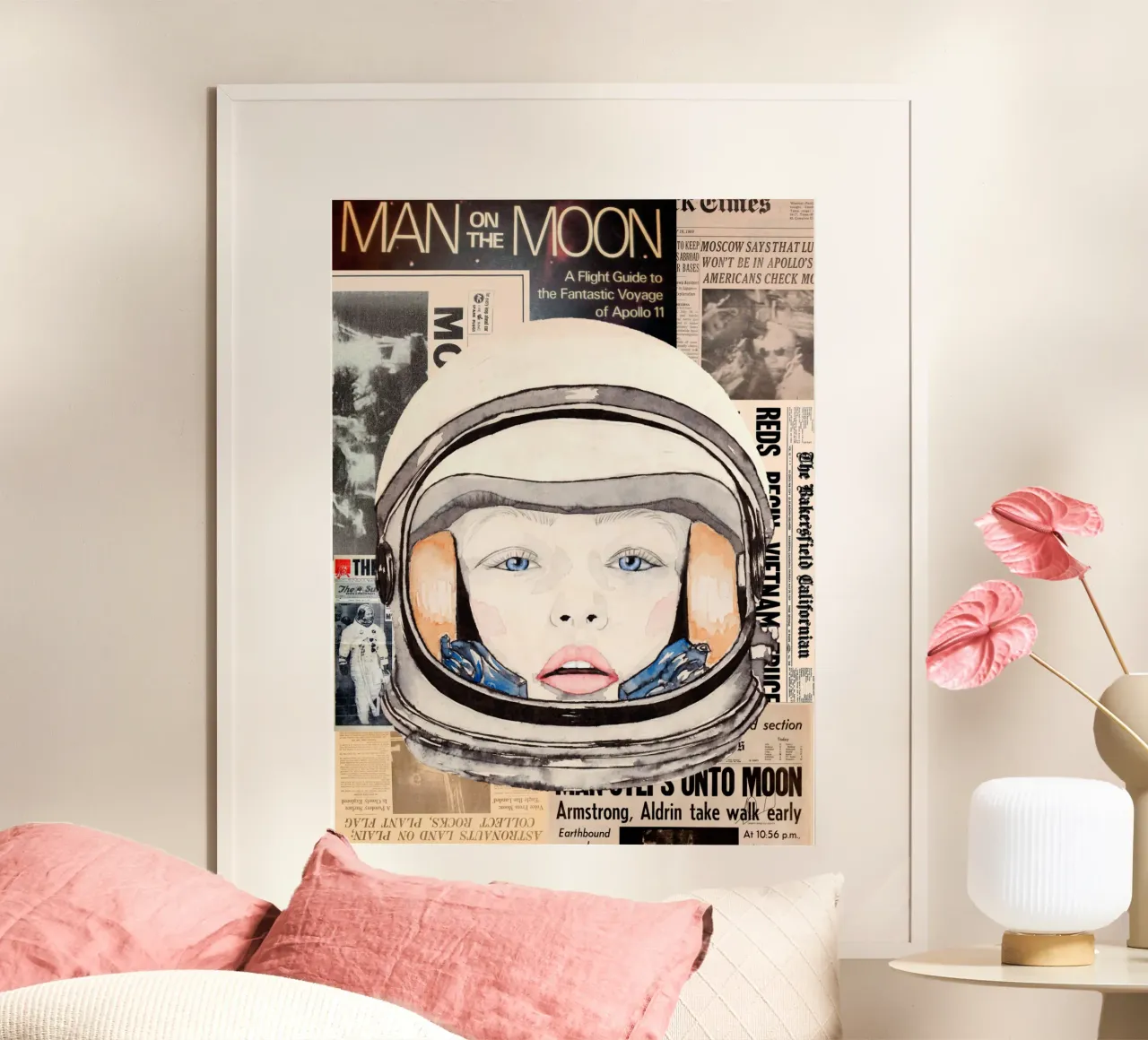 La donna dell'Apollo 11 sulla Luna poster con telaio in plastica da LaylaOzPortraits