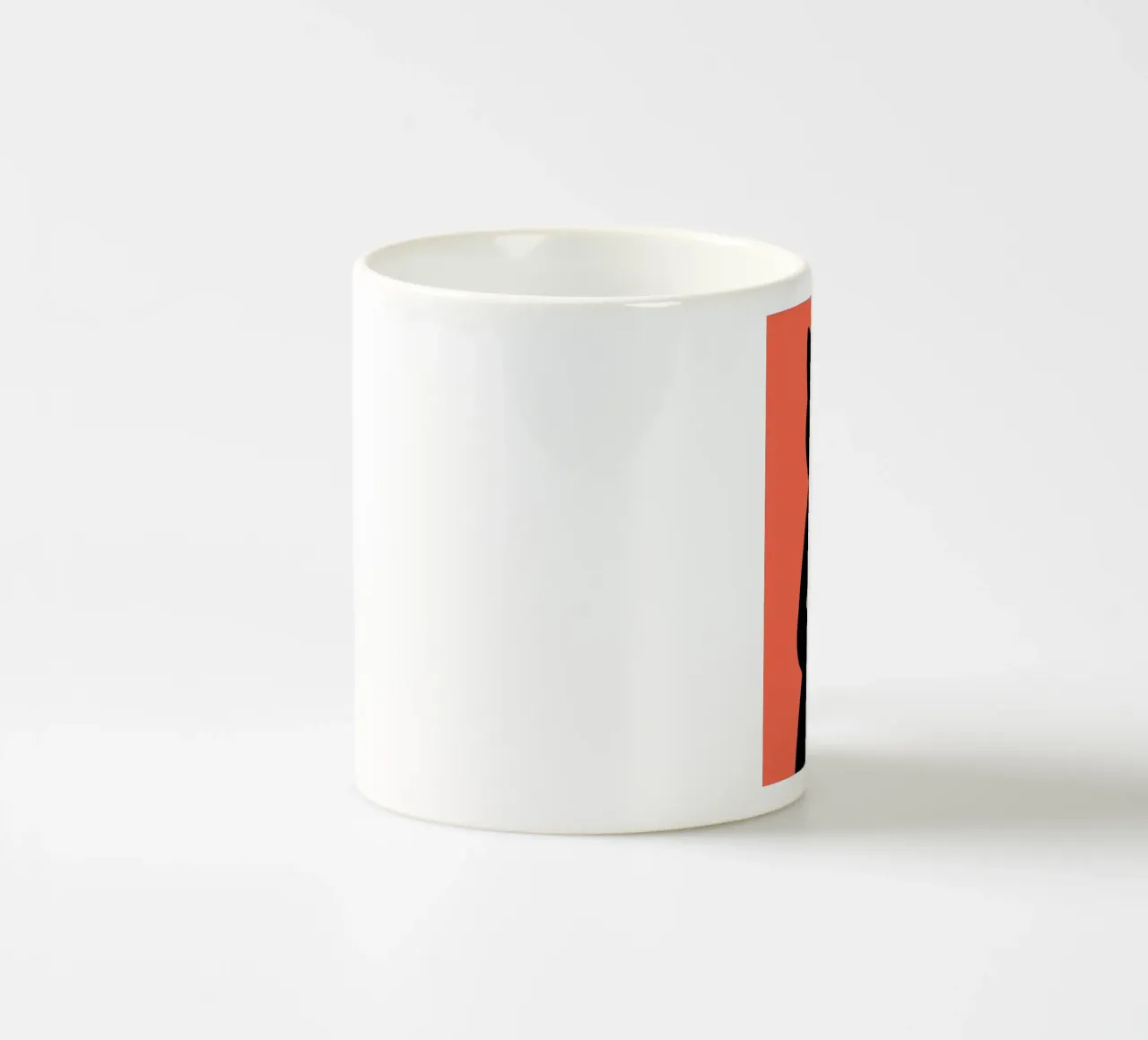 Gatto nero con tazza di caffè tazza in ceramica da Arjun