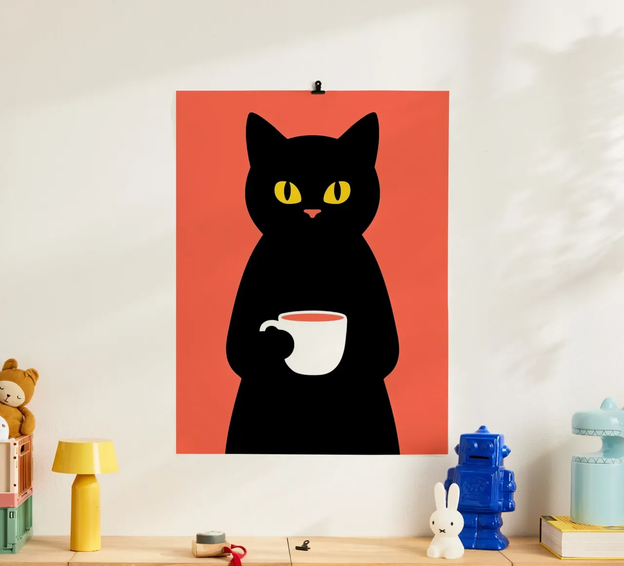 Gatto nero con tazza di caffè poster con telaio in legno da Arjun