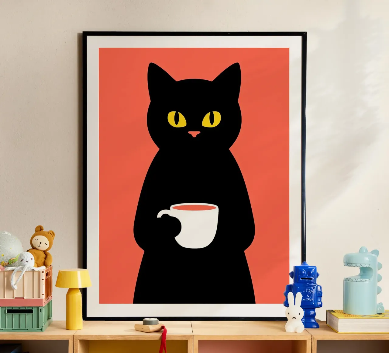 Gatto nero con tazza di caffè poster con telaio in legno da Arjun