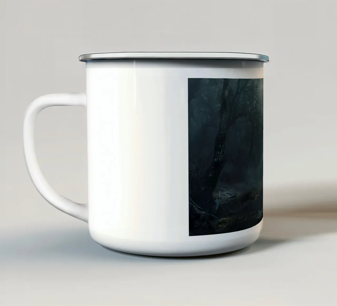 Sussurri del bosco abbandonato: Un cupo enigma tazza in smalto da Artistic-shop