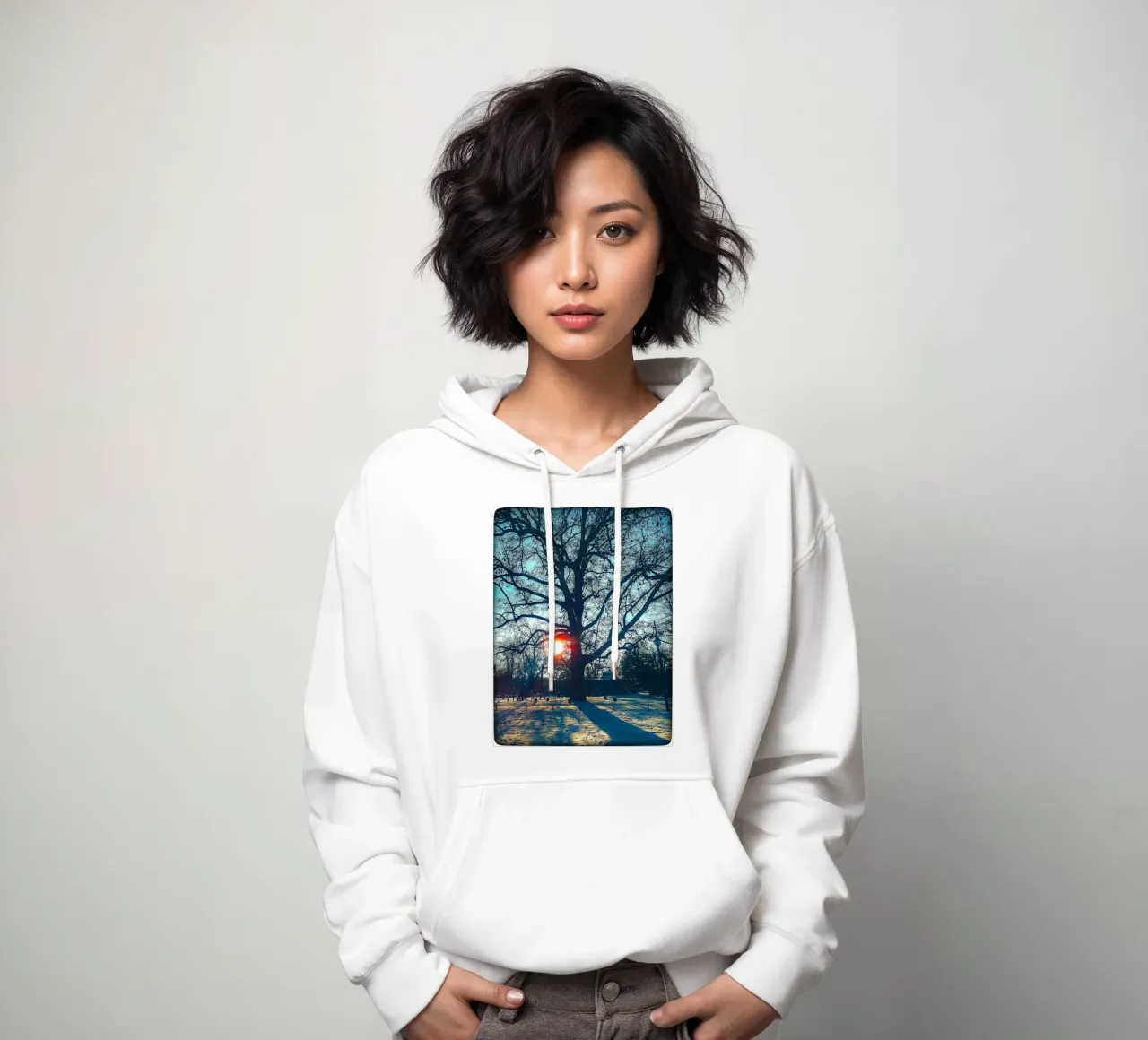 El ojo que lo ve todo - Impresión de un árbol de invierno al atardecer sudadera con capucha de jay