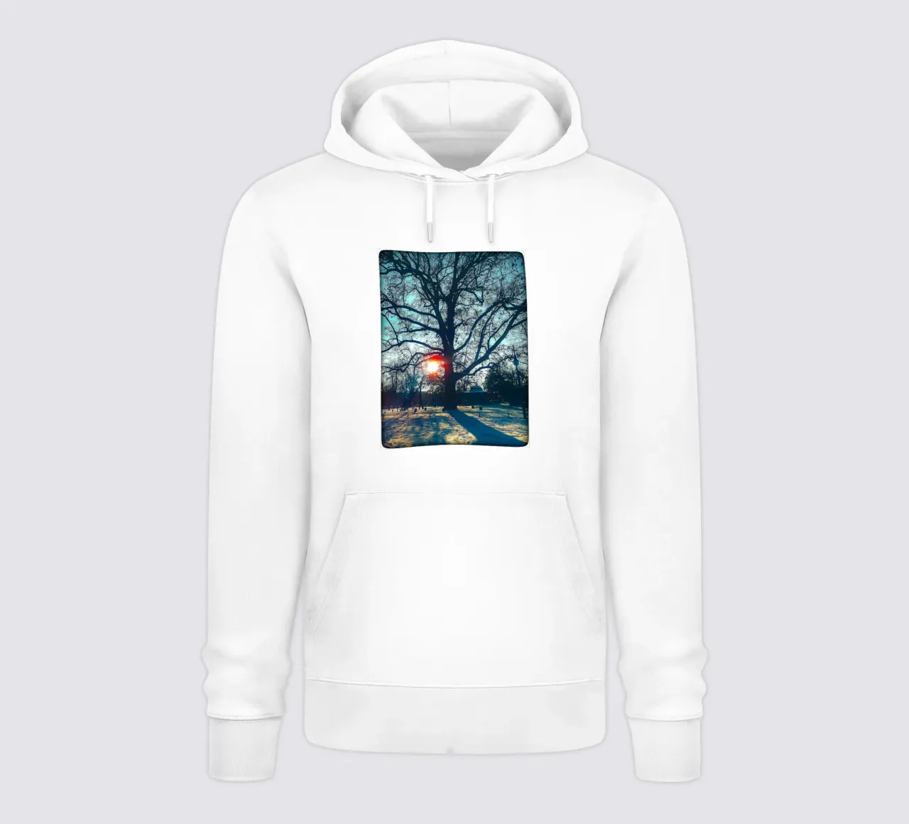 El ojo que lo ve todo - Impresión de un árbol de invierno al atardecer sudadera con capucha de jay