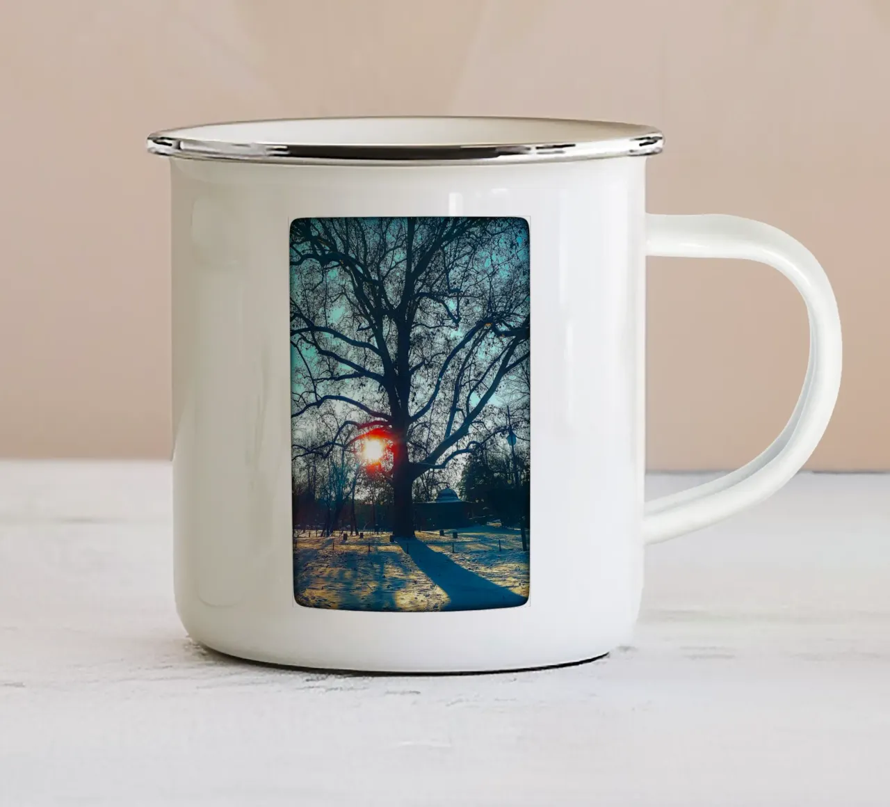 Het oog dat alles ziet - Sunset Winter Tree Print emaille mok van jay