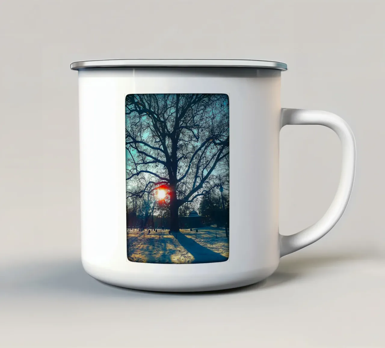 Het oog dat alles ziet - Sunset Winter Tree Print emaille mok van jay