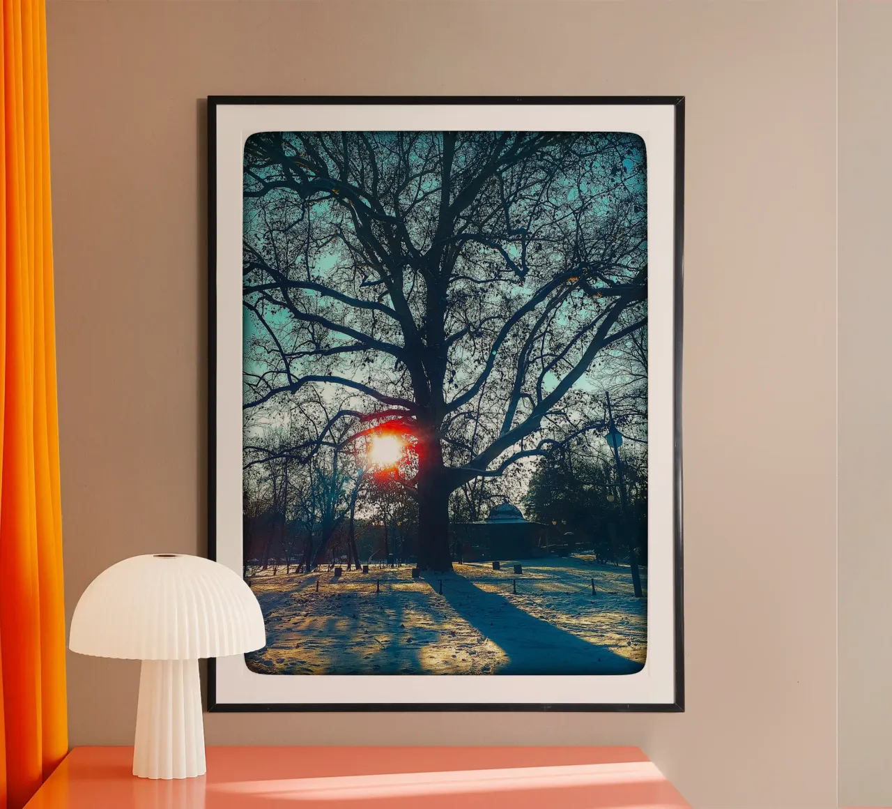 El ojo que lo ve todo - Impresión de un árbol de invierno al atardecer poster de jay