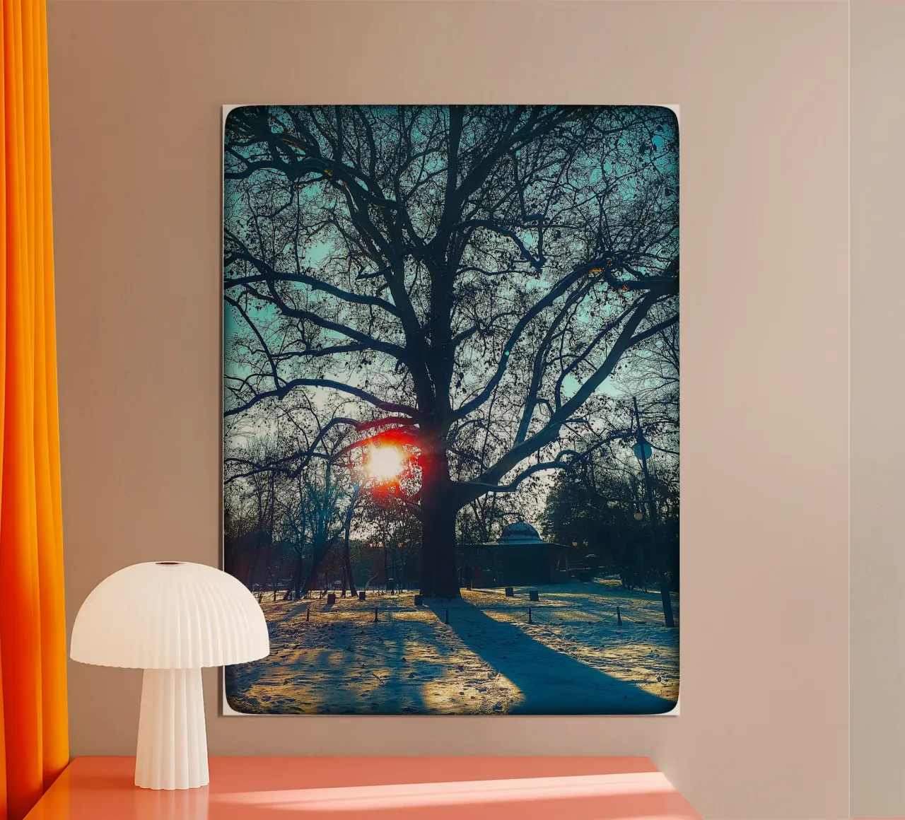 El ojo que lo ve todo - Impresión de un árbol de invierno al atardecer poster de jay