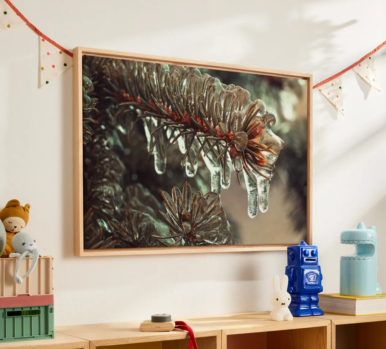 Evergreen Drops – Winter Nature Photography Print Leinwand mit Schattenfugenrahmen von jay