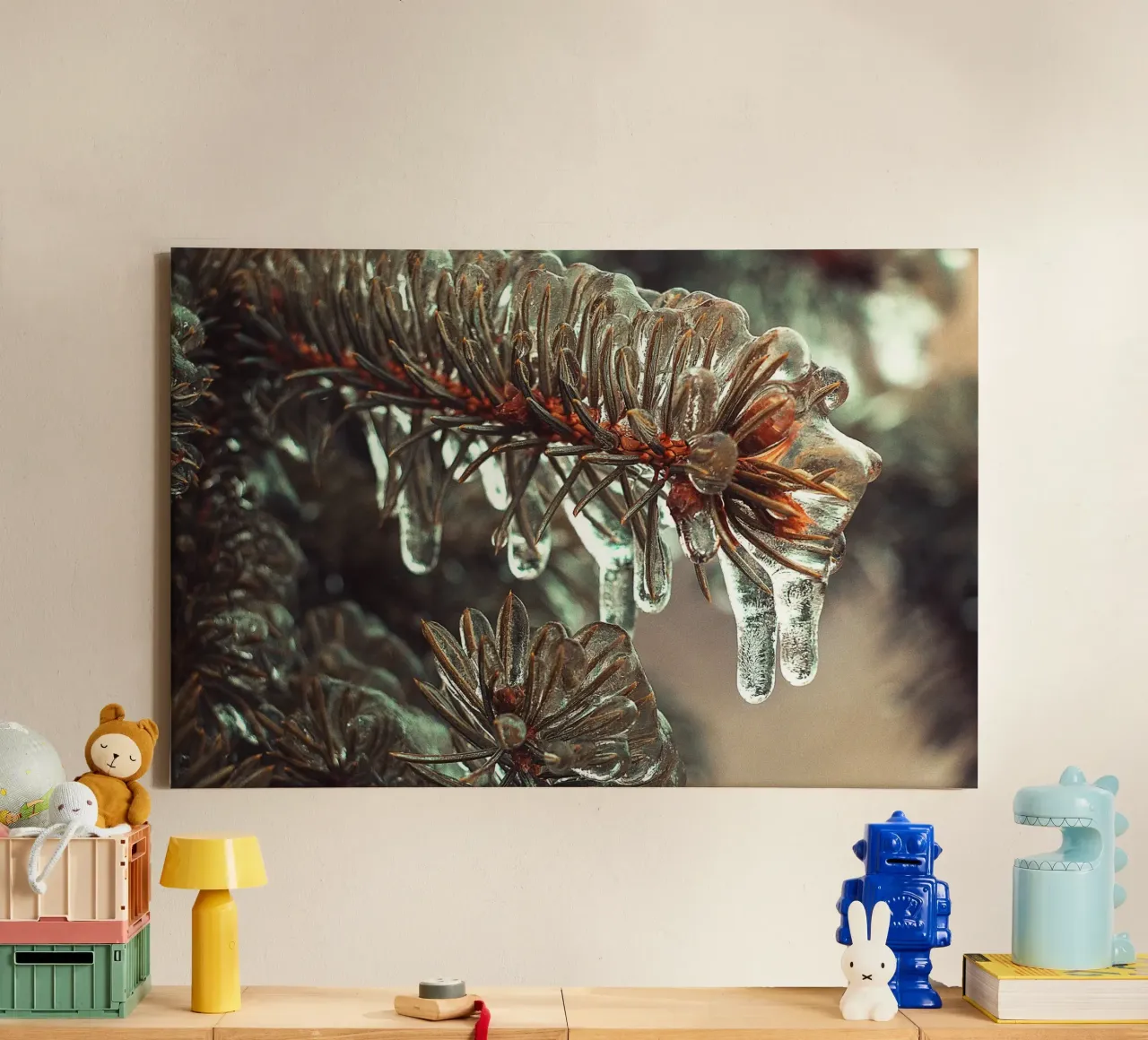 Evergreen Drops – Winter Nature Photography Print Leinwand mit Schattenfugenrahmen von jay