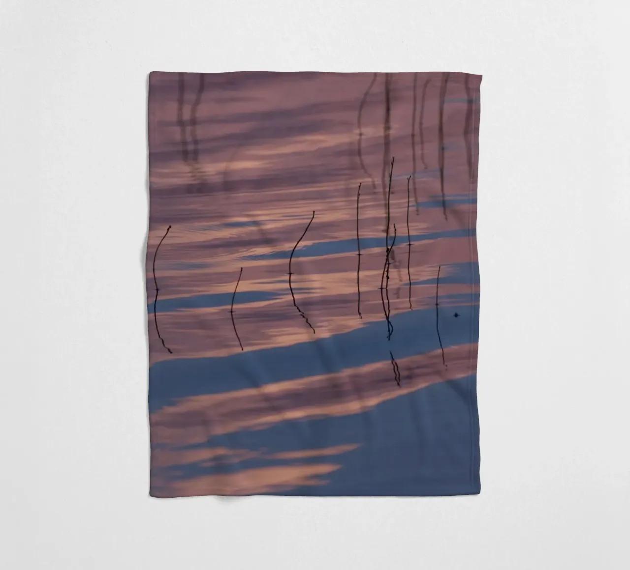 Clouds reflections fleecedeken van Carol Maia