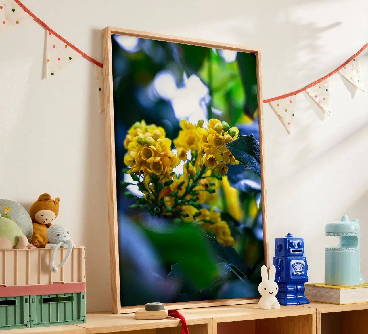 Gele tros in de regen - Botanische wandprint canvas met Baklijst van jay