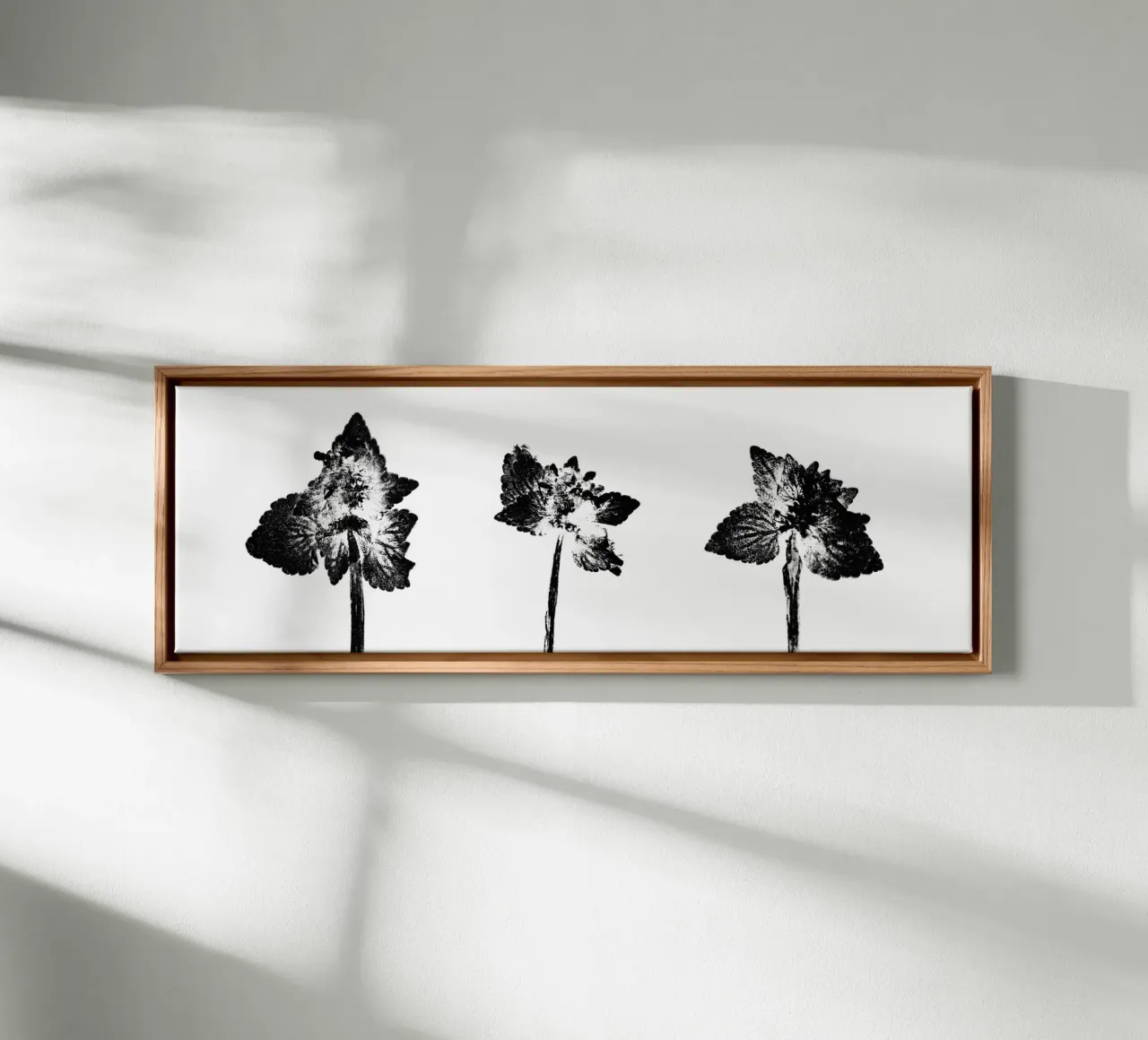 Impressioni botaniche | Lamium purpureum trio v2 tela con Cornice a cassetta da Ivona Maris