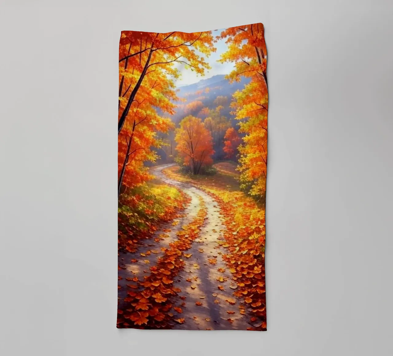 Ein goldener Pfad durch eine herbstliche Waldlandschaft Handtuch von Artistic-shop