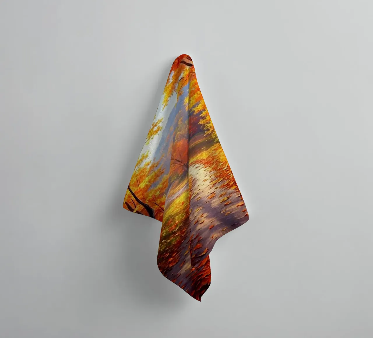 Ein goldener Pfad durch eine herbstliche Waldlandschaft Handtuch von Artistic-shop