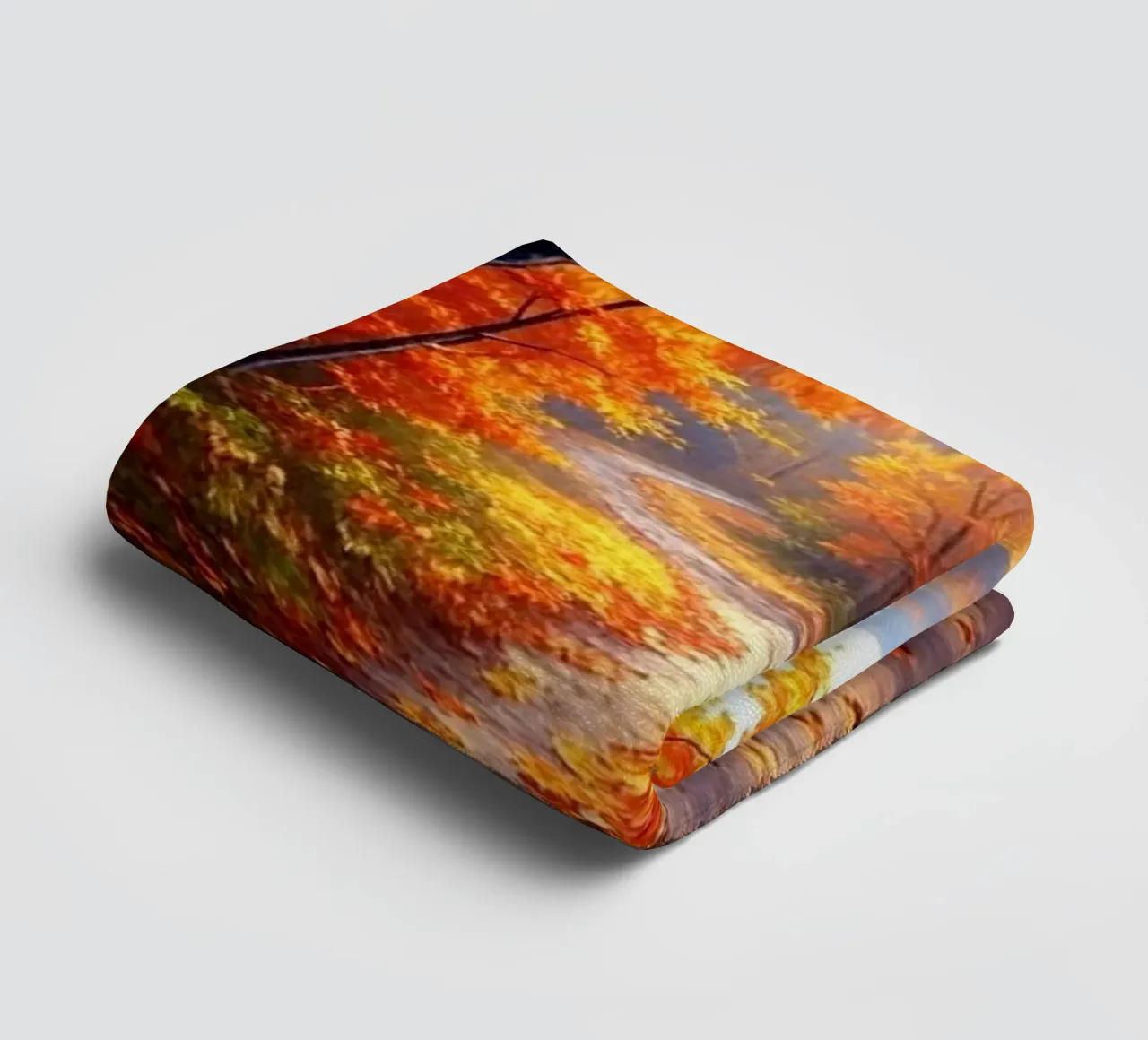 Ein goldener Pfad durch eine herbstliche Waldlandschaft Handtuch von Artistic-shop