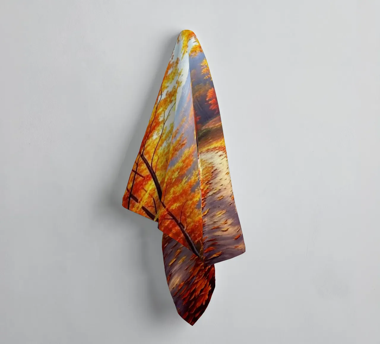Ein goldener Pfad durch eine herbstliche Waldlandschaft Handtuch von Artistic-shop