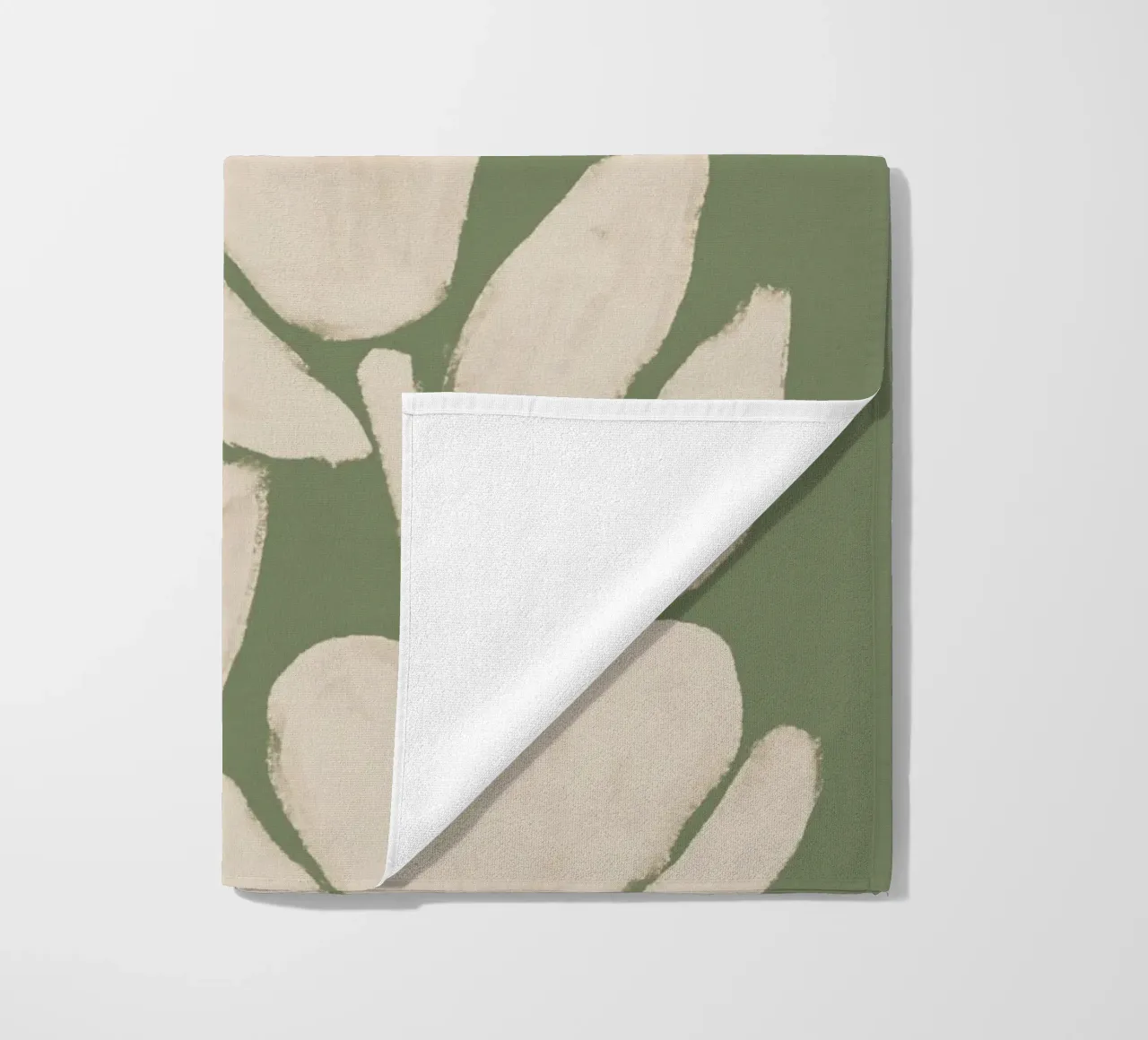 Abstracte saliegroene tulpen strandhanddoek van Melloi Art Print