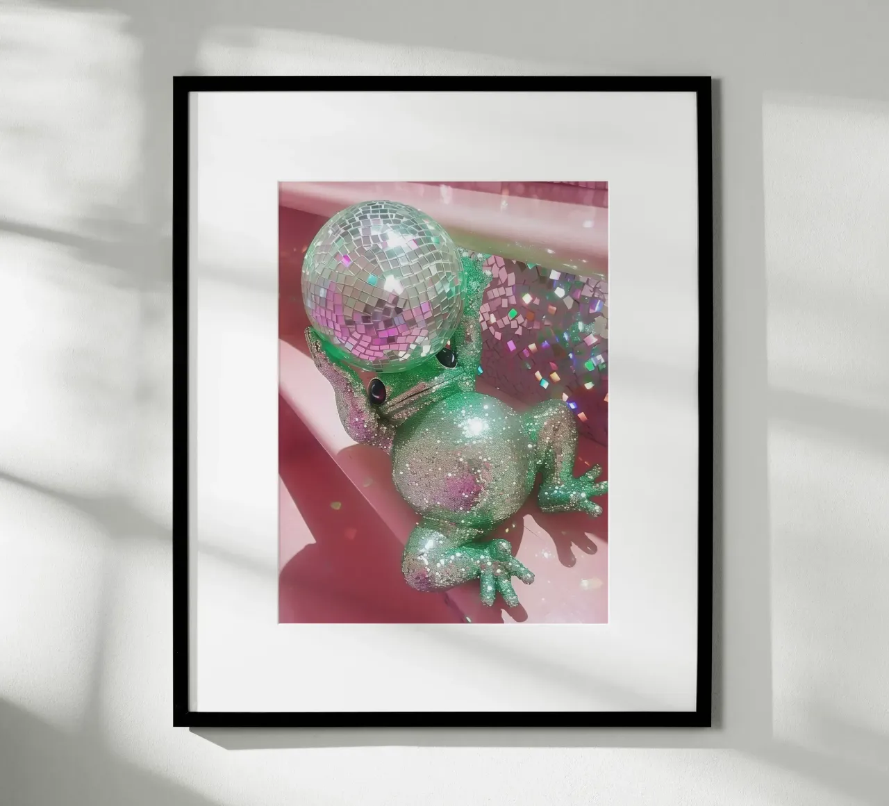 Rana rosa glitterata con palla da discoteca Y2K Cool Cute Funky 90S poster con telaio in legno da Gentle Echoes Art