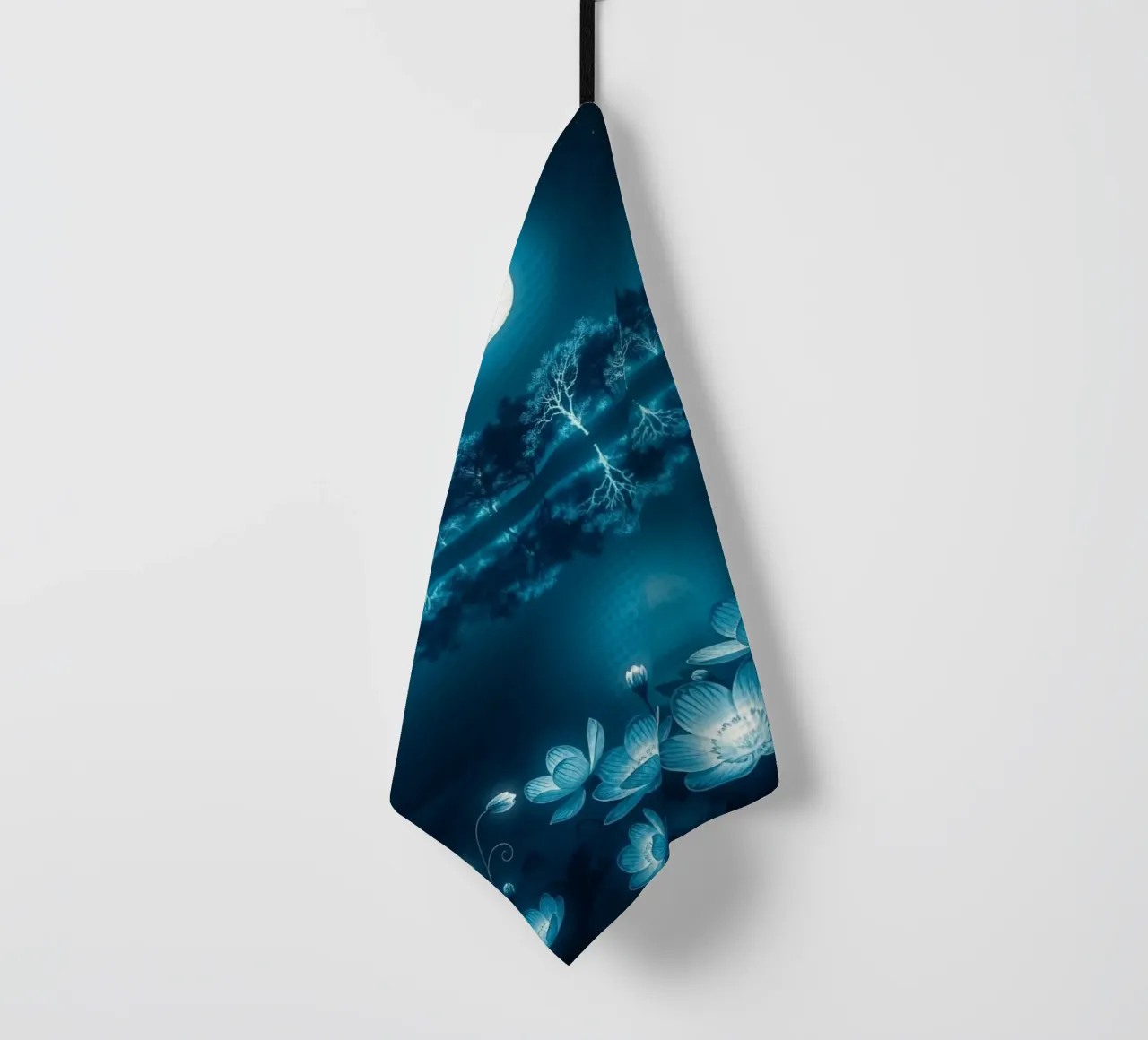 Sérénité de minuit : Un lac lumineux au clair de lune avec le Lotu incandescent torchon de Artistic-shop