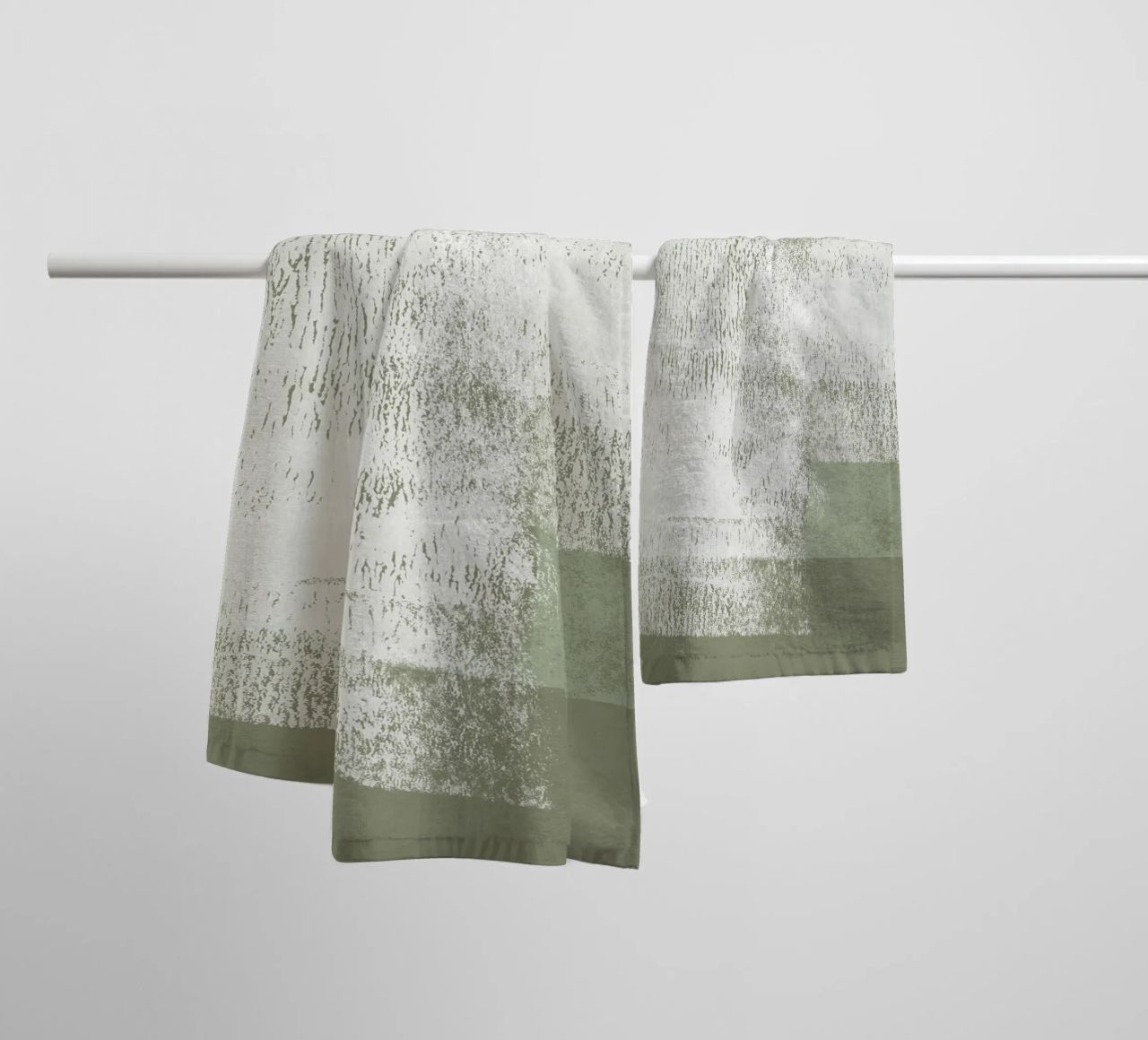 Surfaces | Minimal Abstract in Olive and Sage Green asciugamano da bagno da sabidussi