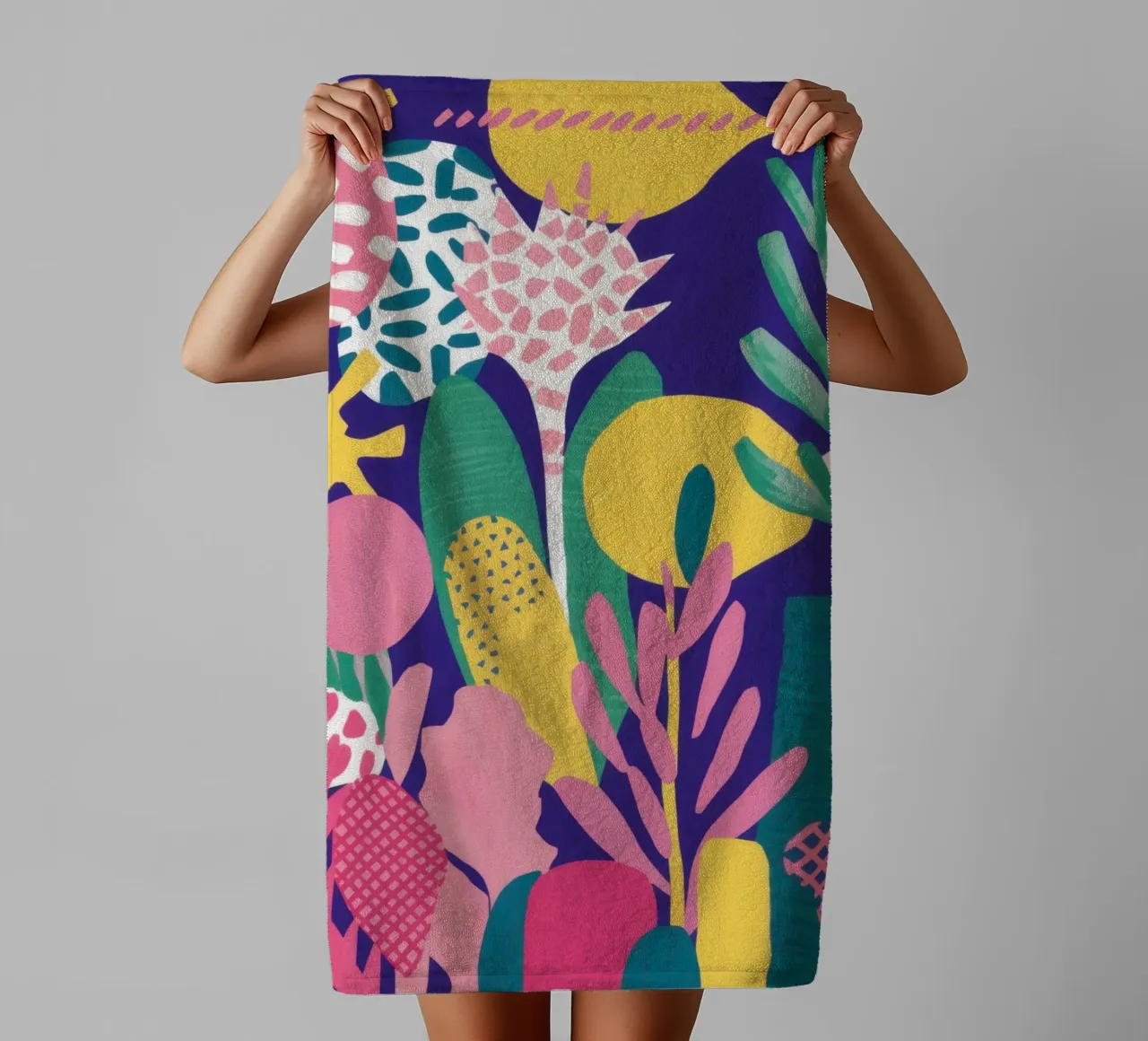 Abstrakter botanischer Traum Handtuch von Frame Aura