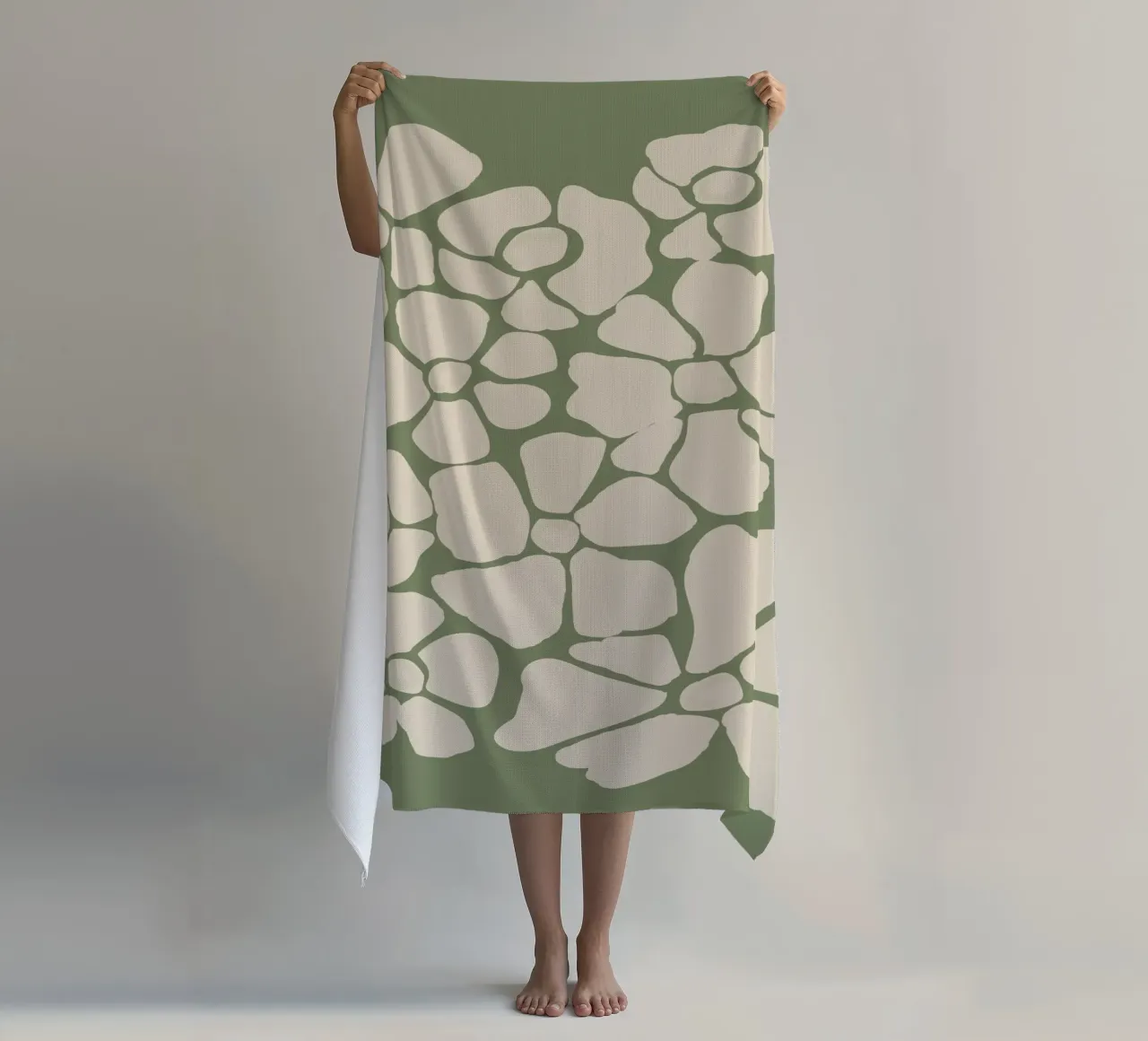 Abstrait floral vert sauge serviette de plage de Melloi Art Print