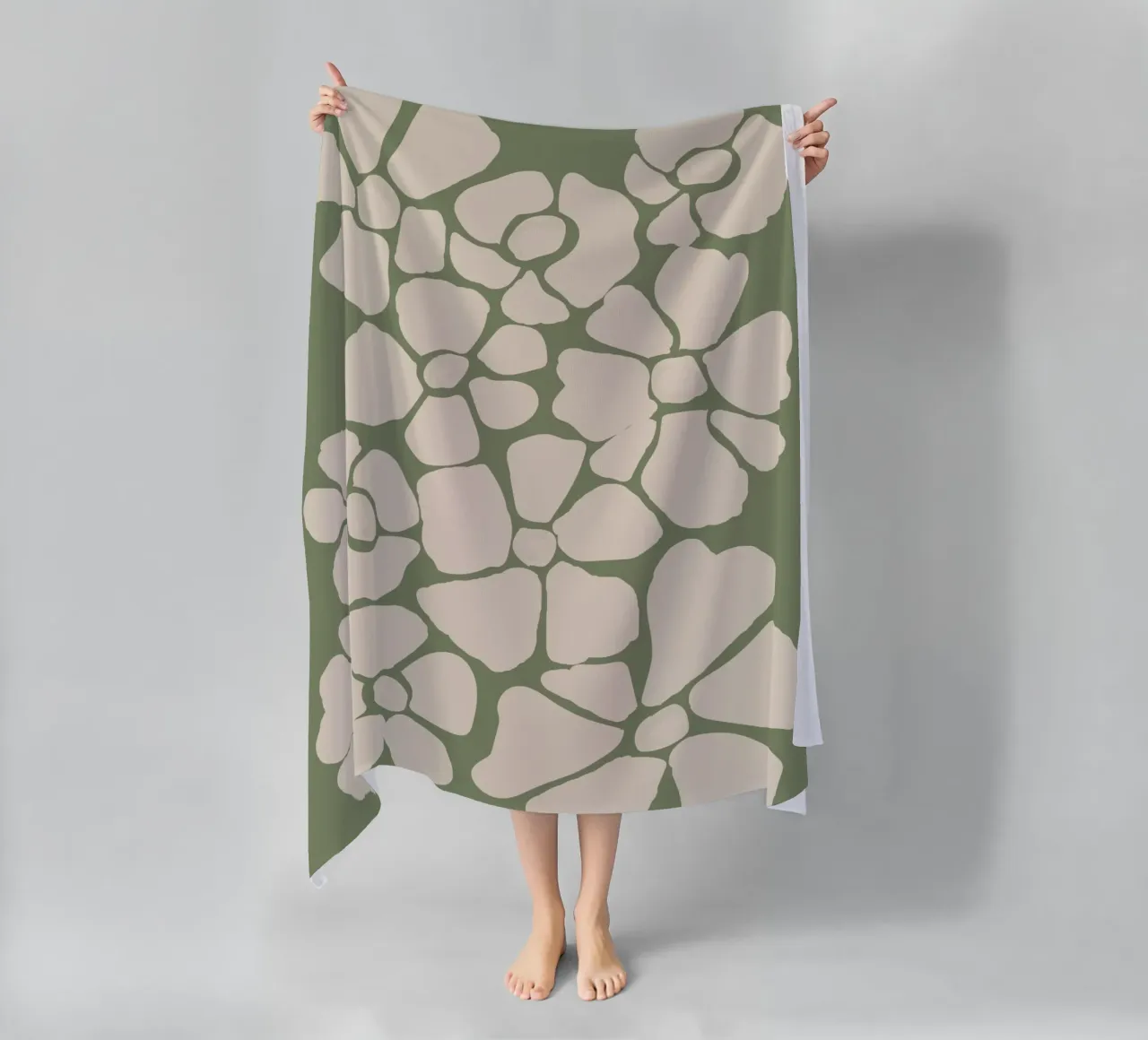 Abstrait floral vert sauge serviette de plage de Melloi Art Print