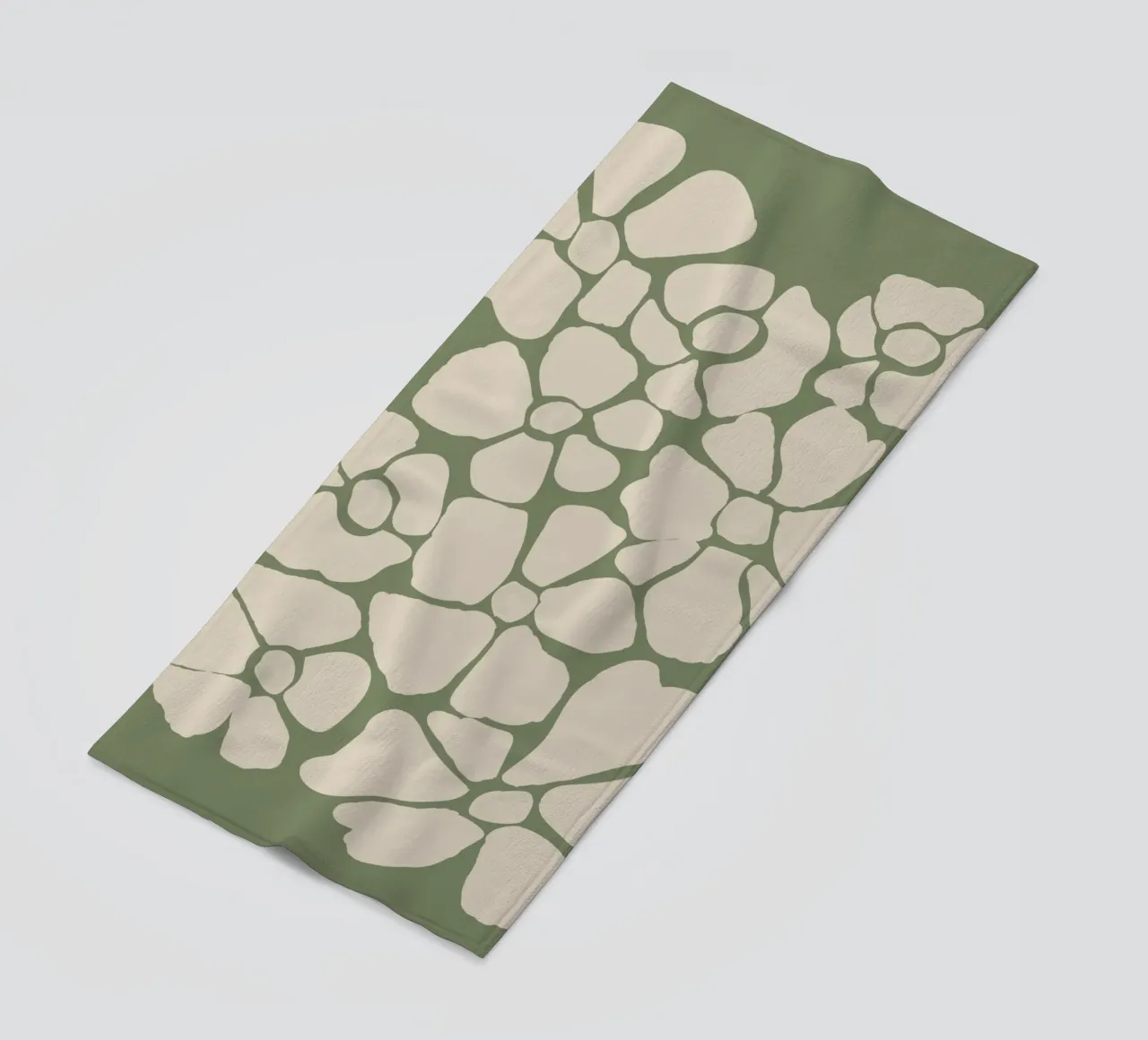 Abstrait floral vert sauge serviette de plage de Melloi Art Print