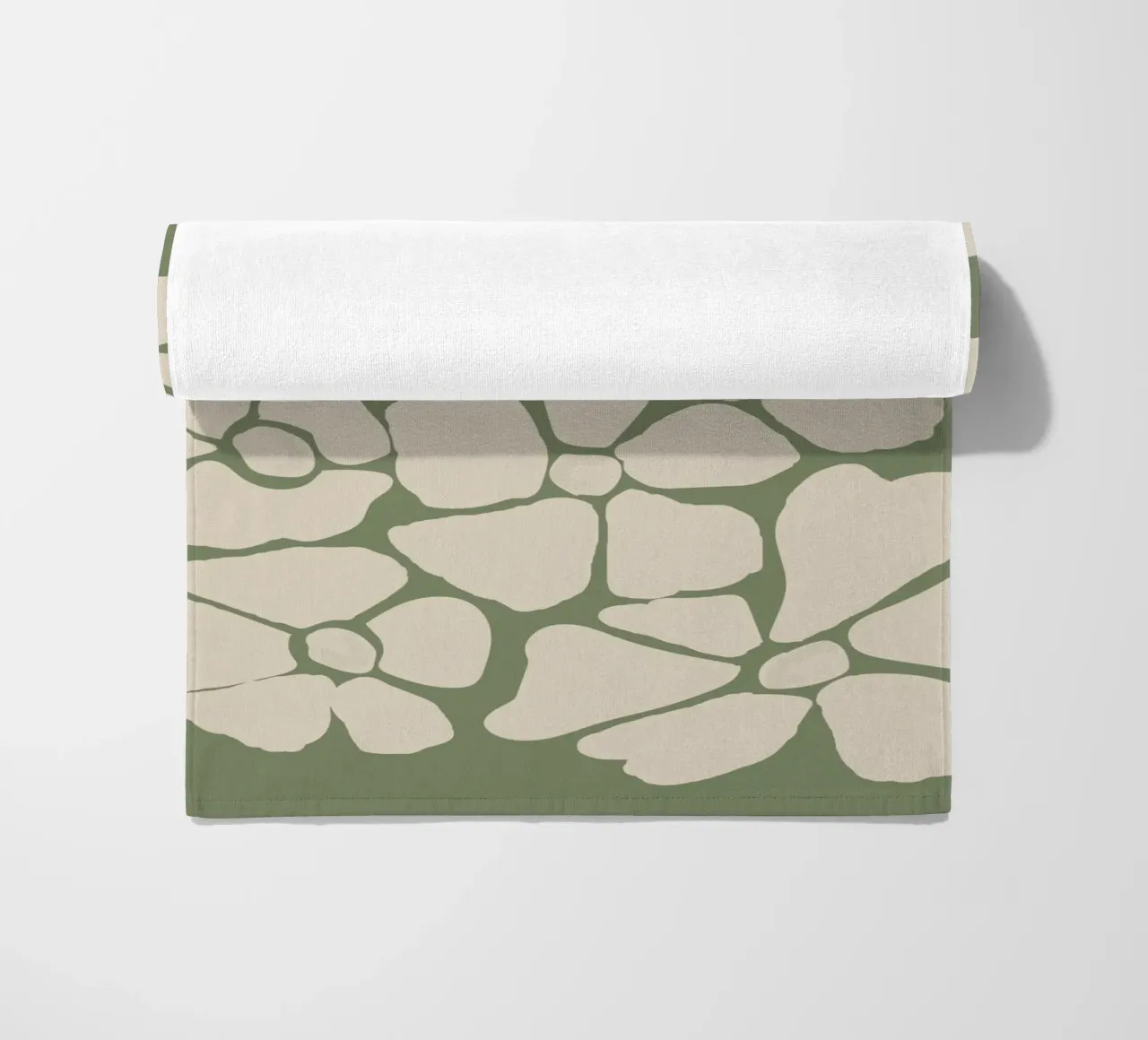 Abstrait floral vert sauge serviette de plage de Melloi Art Print