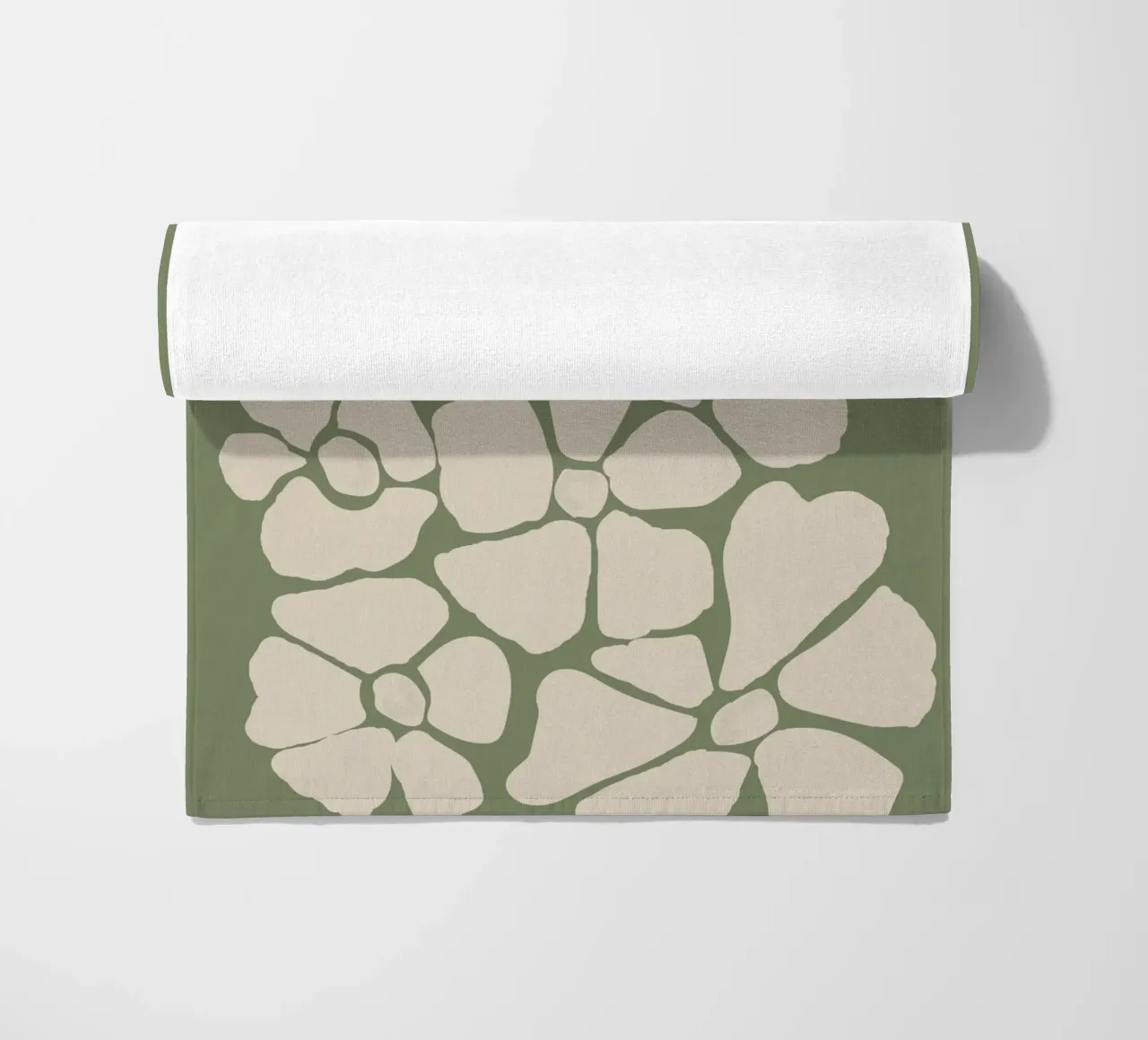 Abstrait floral vert sauge serviette de plage de Melloi Art Print
