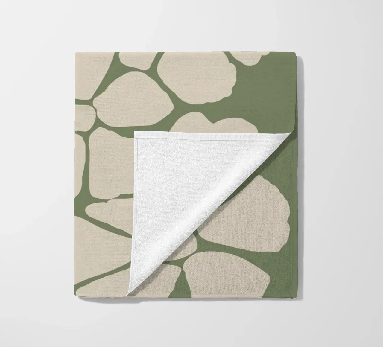 Abstrait floral vert sauge serviette de plage de Melloi Art Print