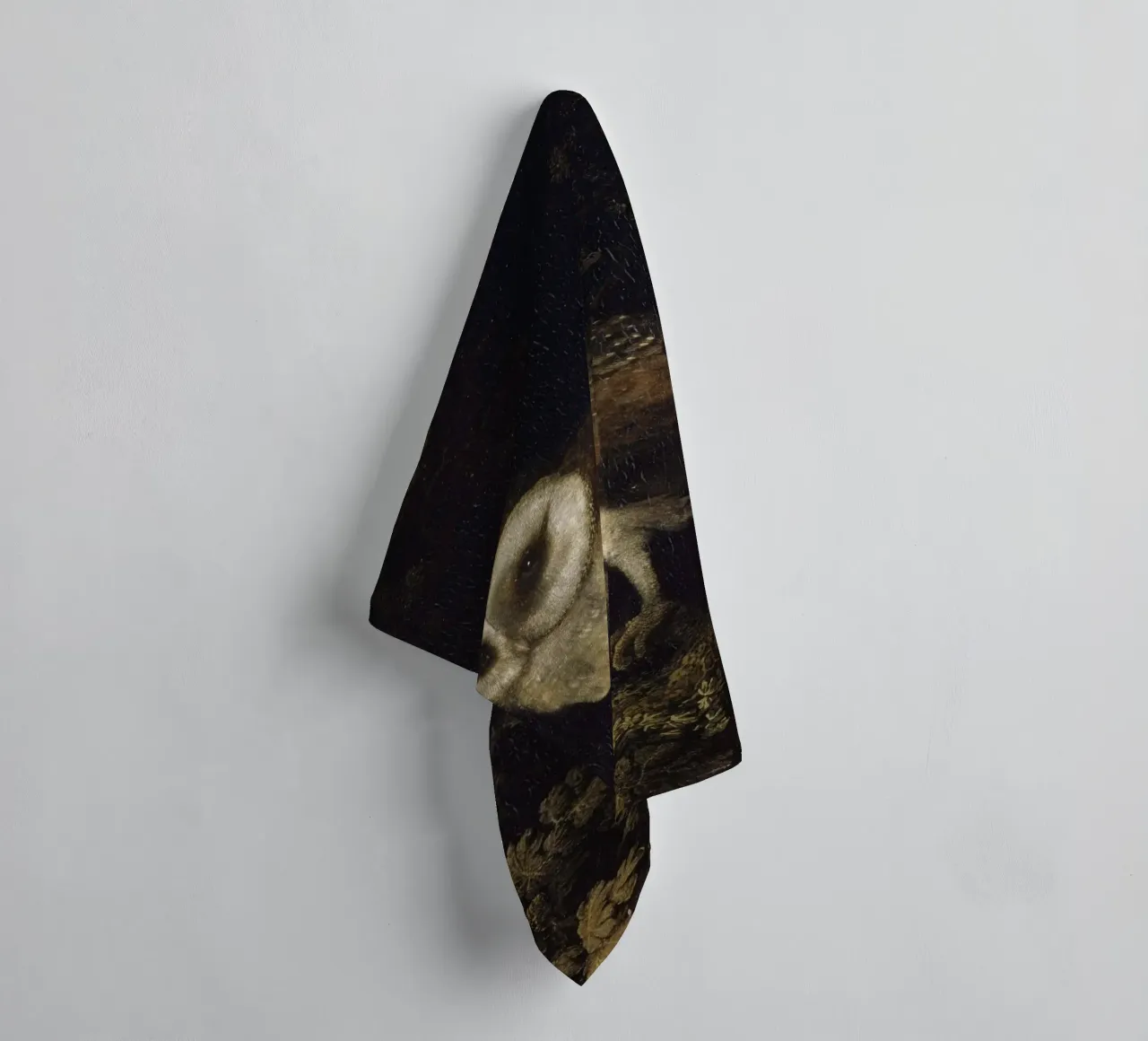 Barbagianni vintage: arte di Moody Dark Academia asciugamano da bagno da vintagepod