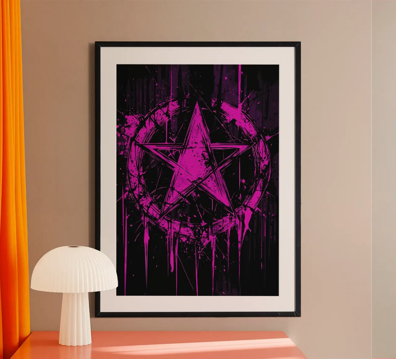 Pentagramma in rosa neon su nero poster con telaio in legno da pixelbull - medieval art and more