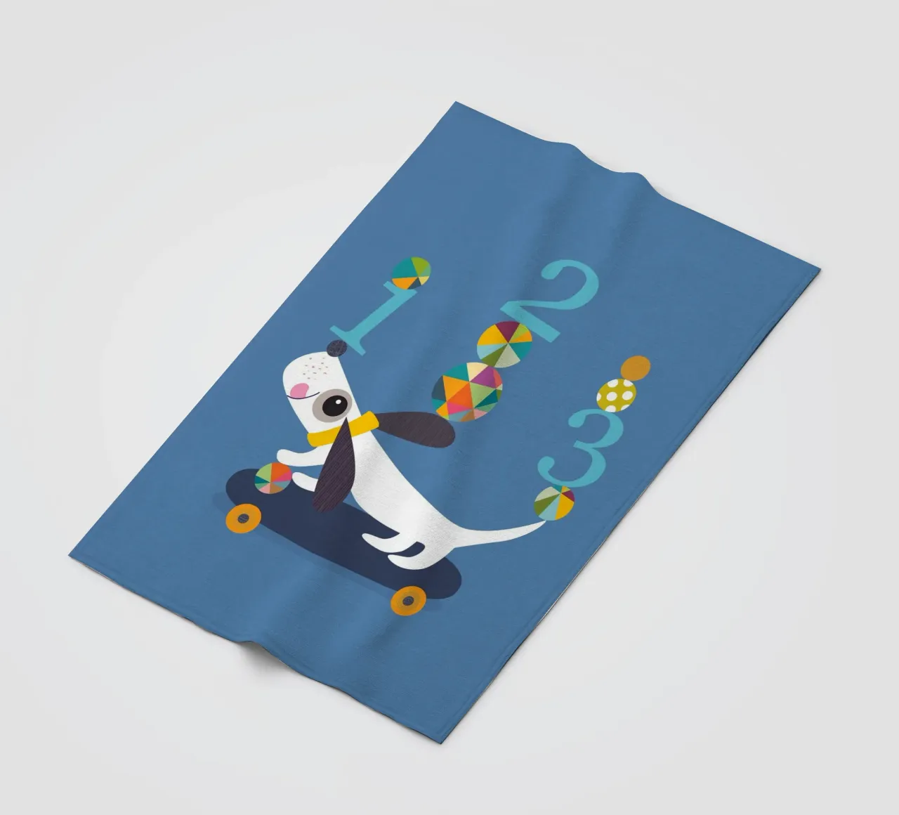 Cucciolo giocoso su uno skateboard con i numeri coperta in pile da JaySan Studio