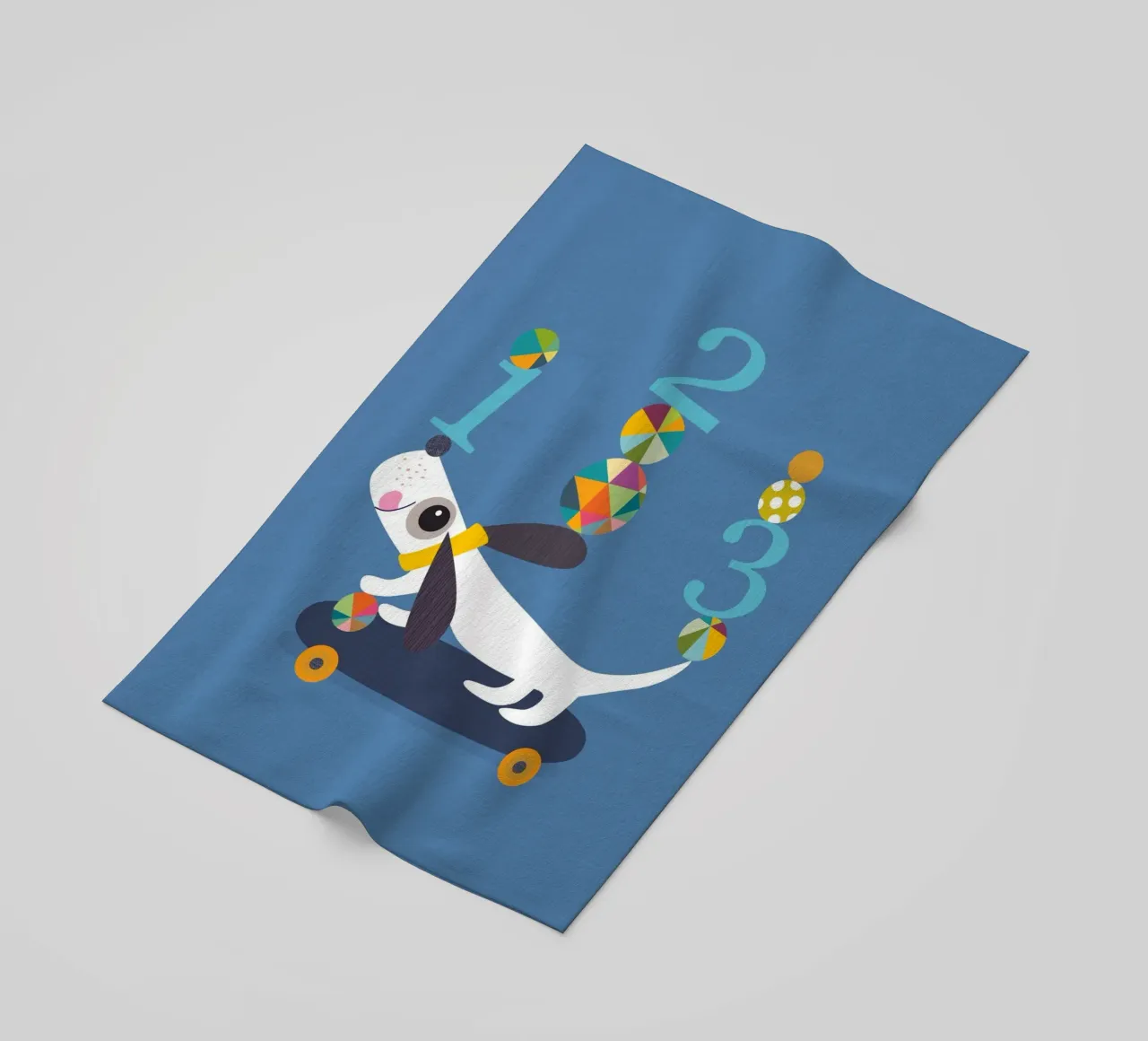 Cucciolo giocoso su uno skateboard con i numeri telo mare da JaySan Studio