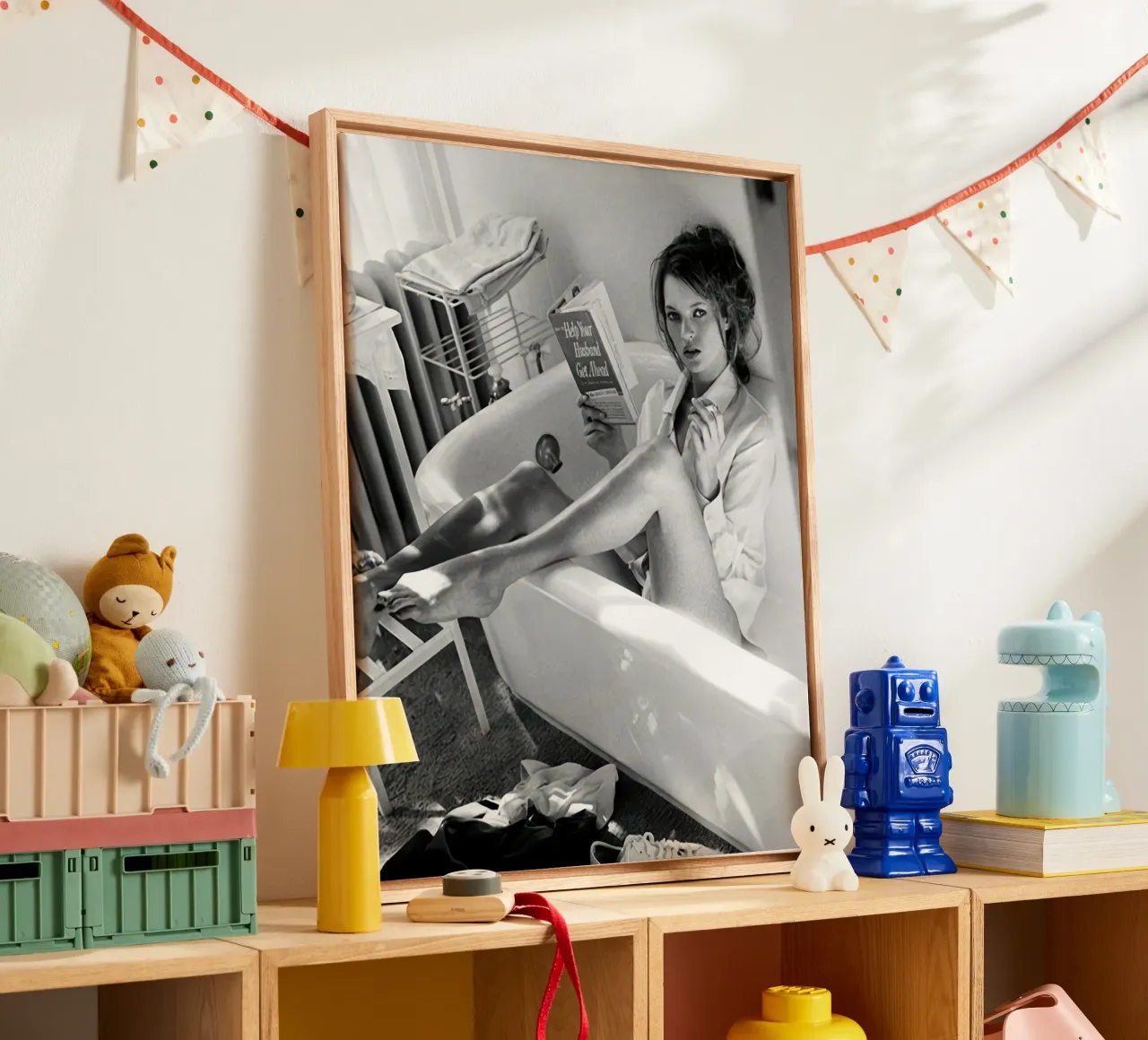 Poster Kate Moss Leest in bad canvas met Baklijst van vintgeseyn