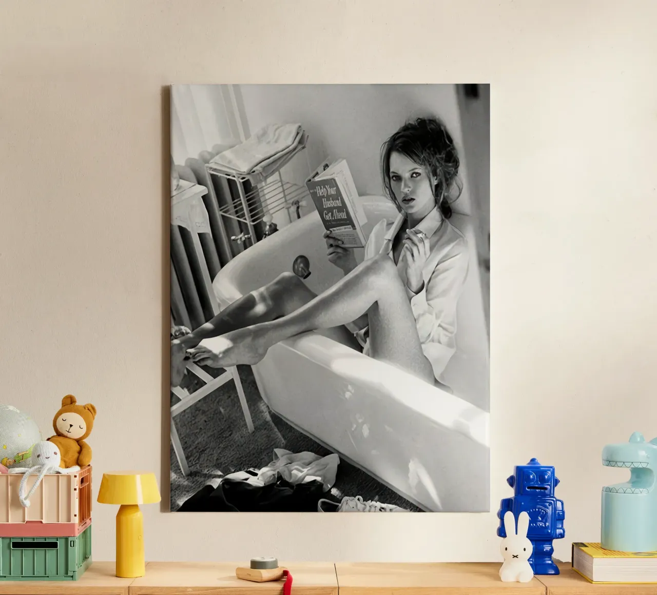 Poster Kate Moss Leest in bad canvas met Baklijst van vintgeseyn