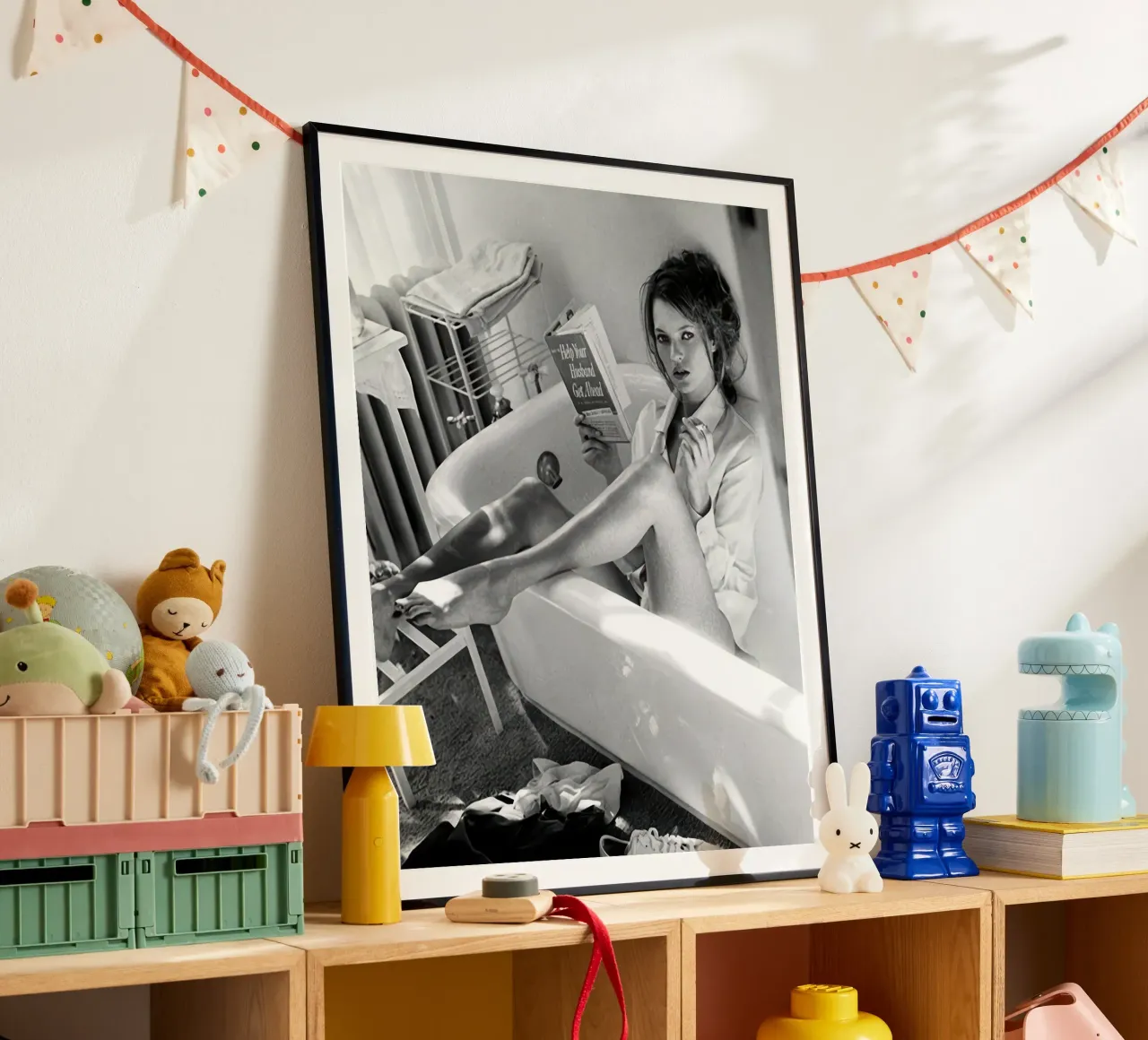 Poster Kate Moss che legge nella vasca da bagno poster con telaio in alluminio da vintgeseyn