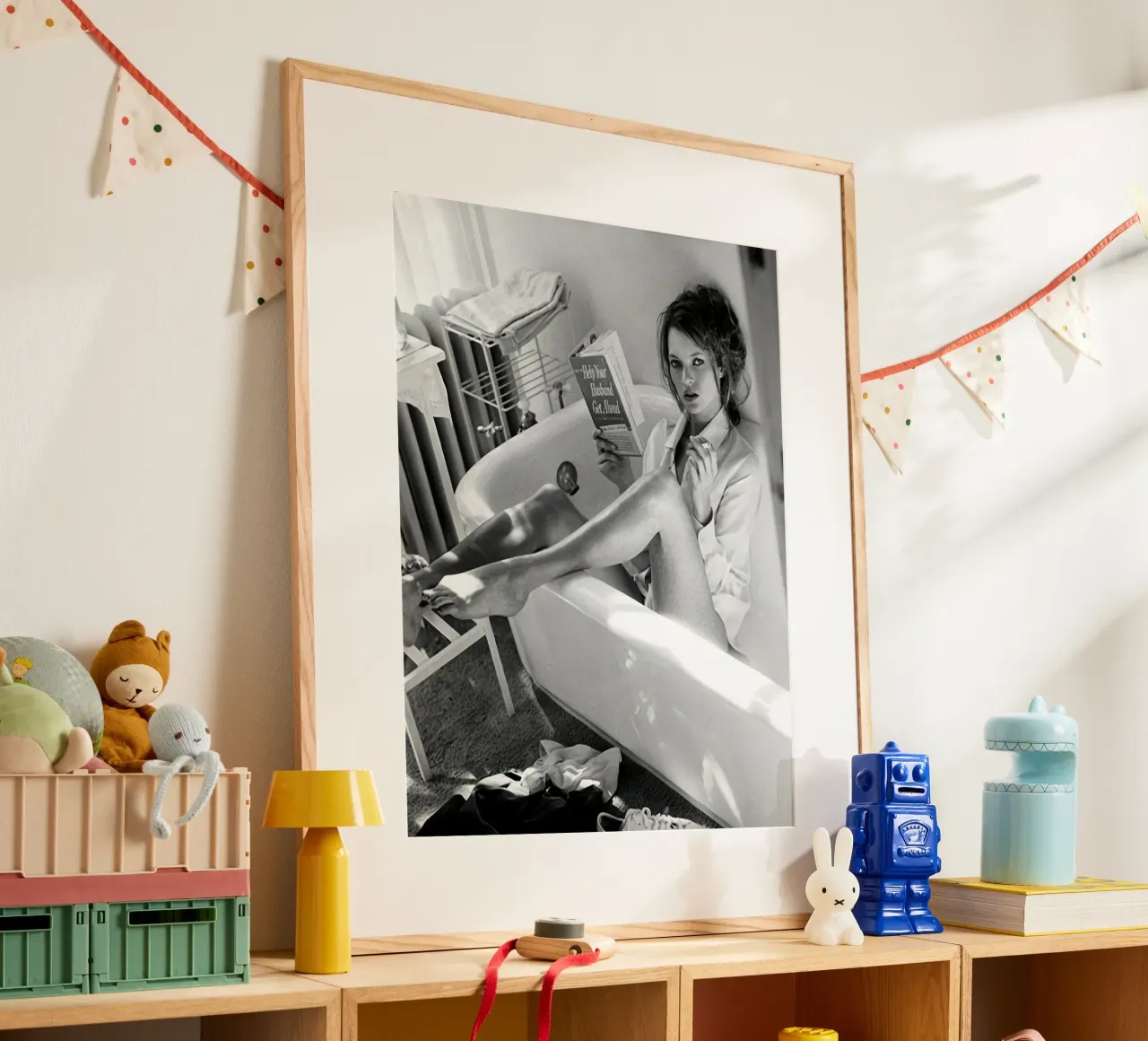 Poster Kate Moss che legge nella vasca da bagno poster con telaio in alluminio da vintgeseyn