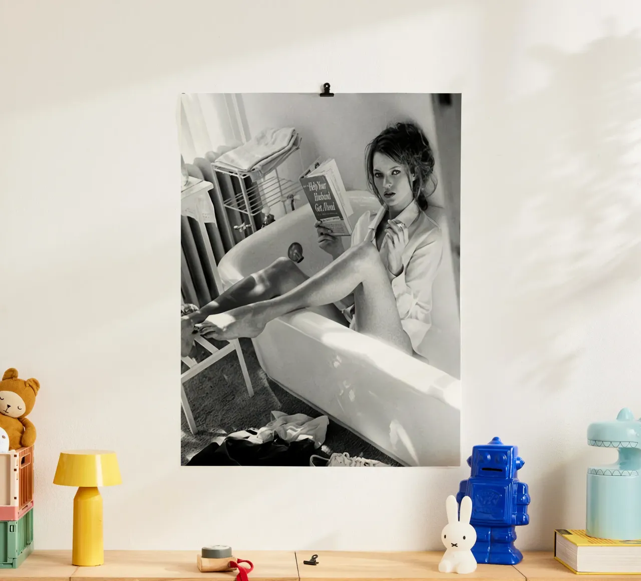 Poster Kate Moss che legge nella vasca da bagno poster con telaio in alluminio da vintgeseyn